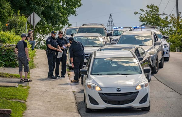 Il frappe quatre voitures en haut de la côte Melançon