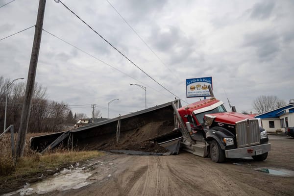 Camion sur le côté dans le fossé de la Villa de la Patate