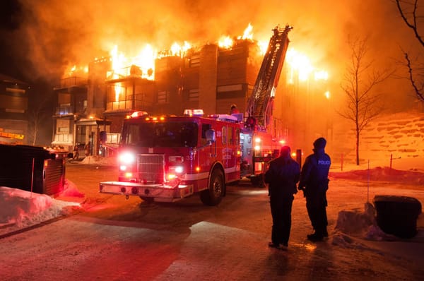 Un immeuble de 16 condos brûle à Mirabel