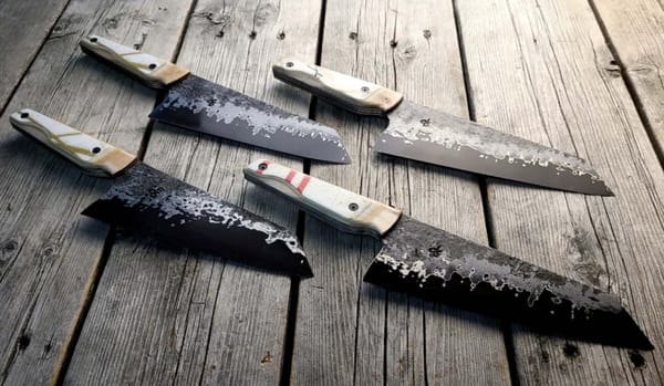 Des couteaux faits avec des skis de Mikael Kingsbury fabriqués à Saint-Jérôme