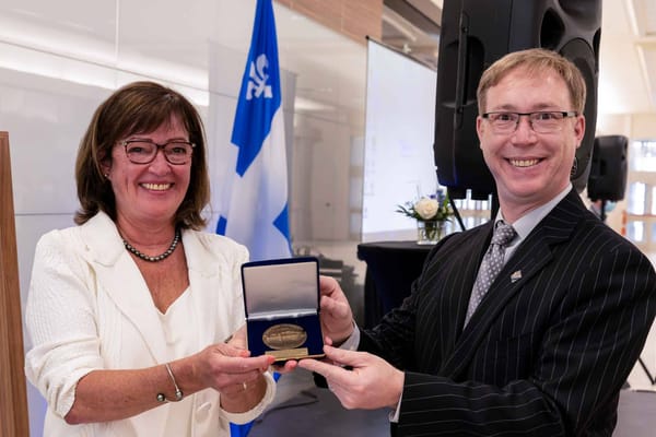 La médaille de l'Assemblée nationale décernée à Claude Beaulieu