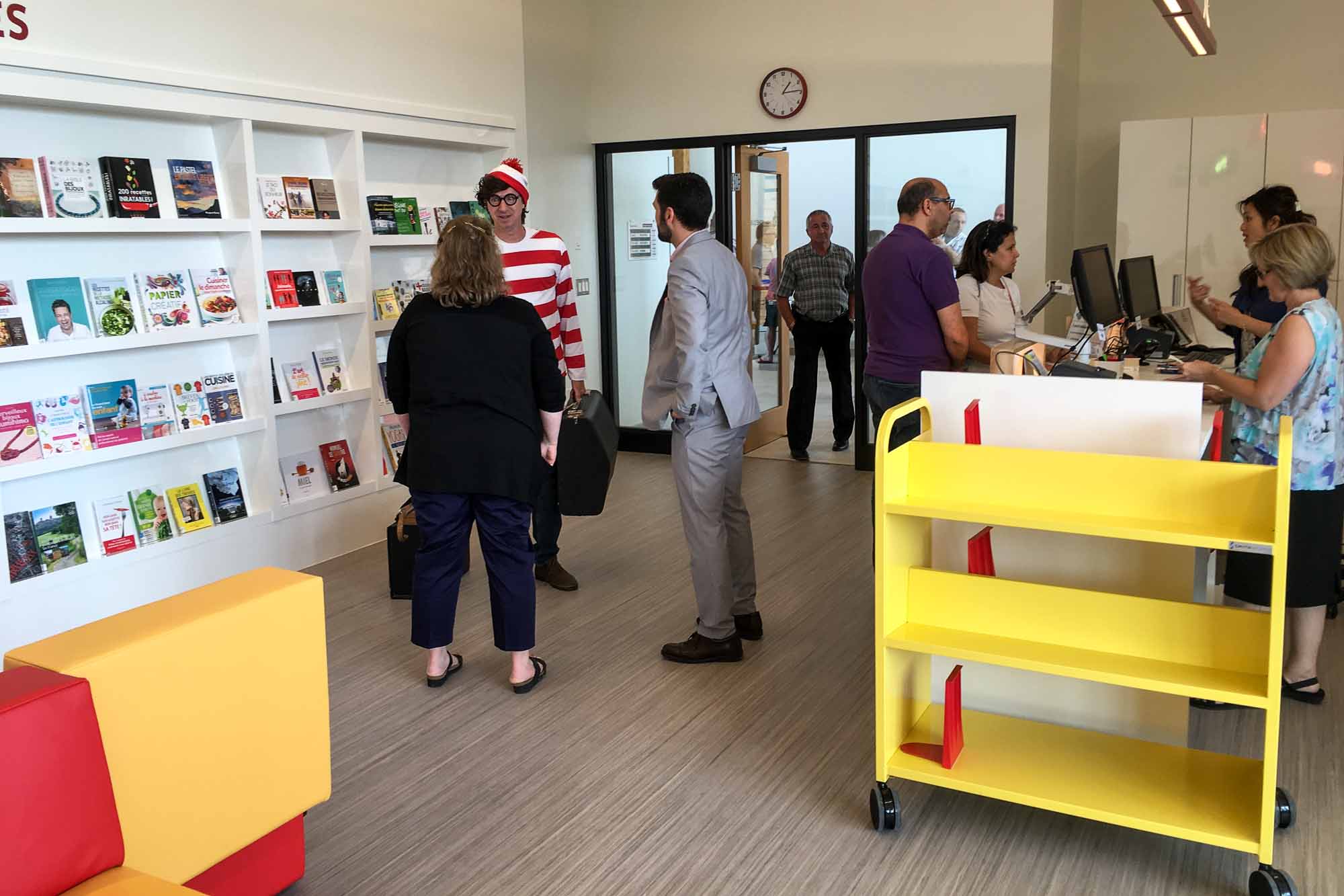 Les résidents du Domaine-Vert Nord ont dorénavant leur point de service de bibliothèque. Il est possible qu'un certain Charlie se trouve dans cette photo!