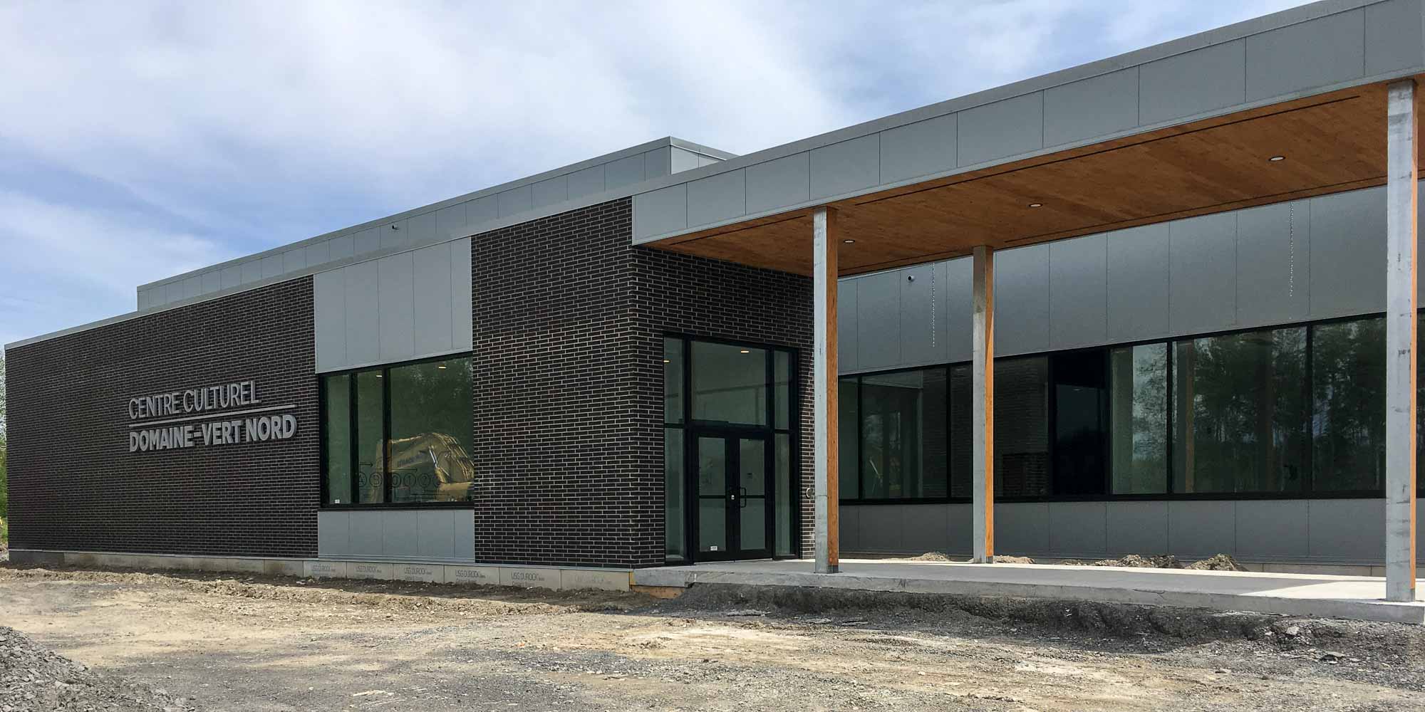 L'édifice a été conçu avec des matériaux écoénergétiques favorisant l’économie d’eau. L’entrée principale sera même dotée d’un toit de verdure.