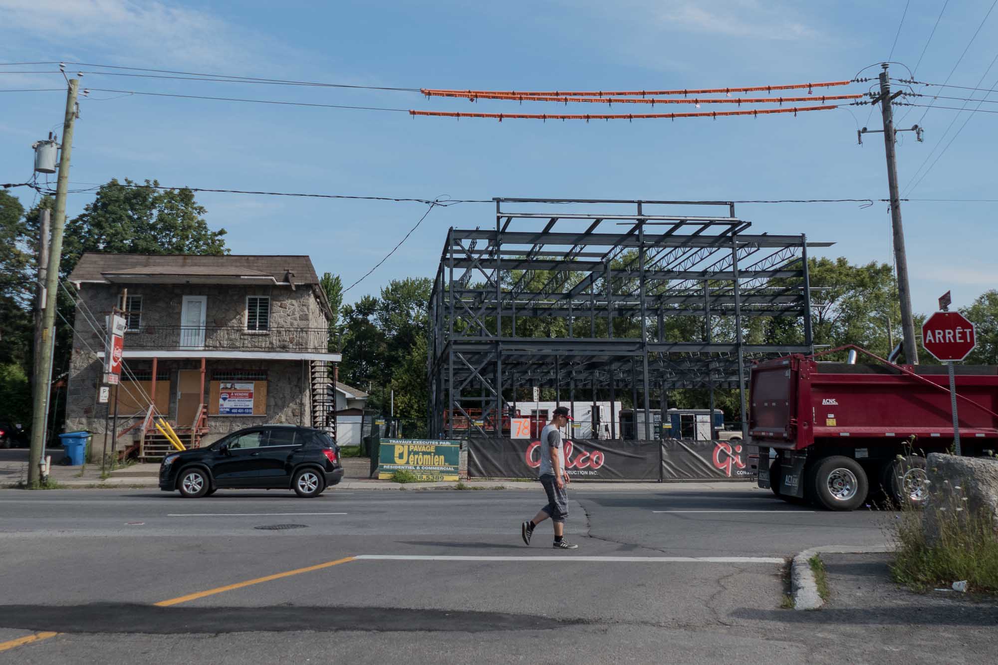 À la mi-août, la structure de l'immeuble de deux étages était déjà bien installée.