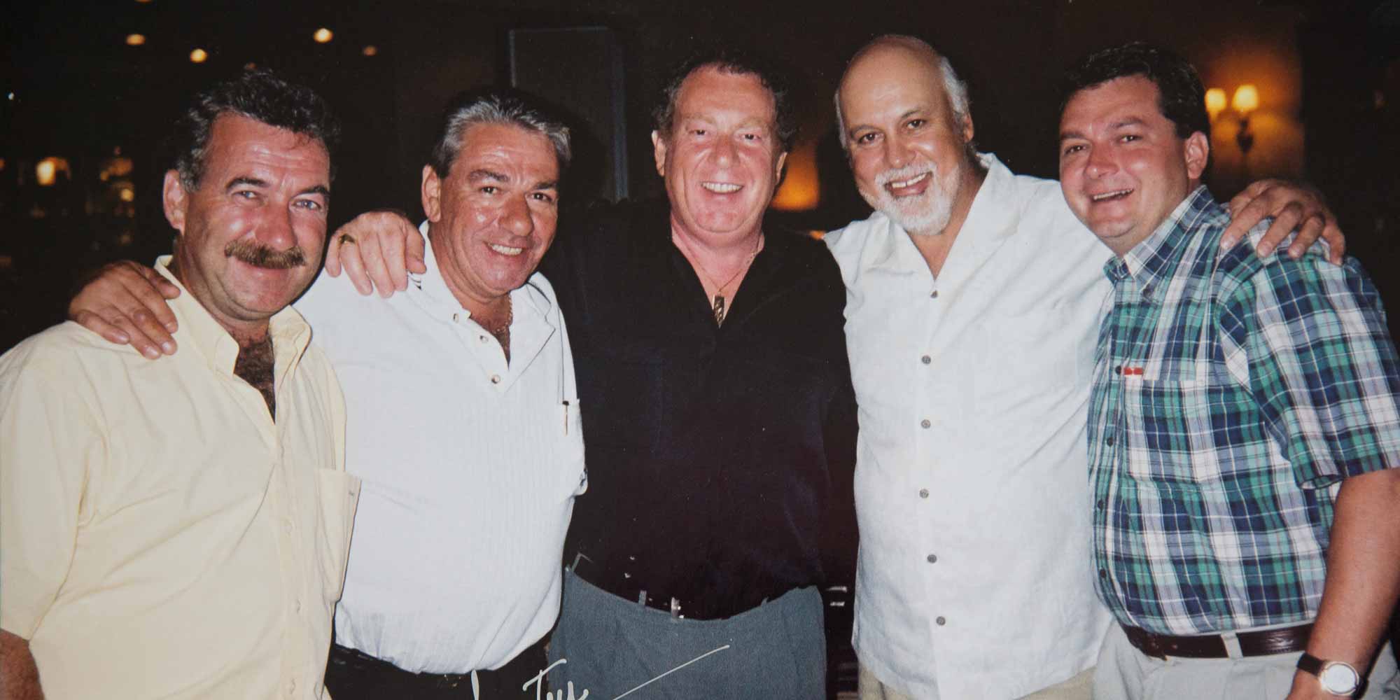 Photo d'archive prise au club de golf Le Mirage, en août 2001. Entourant René Angelil, on reconnaît: Michel Lagacé, Jimmy Lazaris, Paul Sara et Richard Dugal. J'avais eu la chance de participer au tournoi de golf des restaurants Nickel's.
