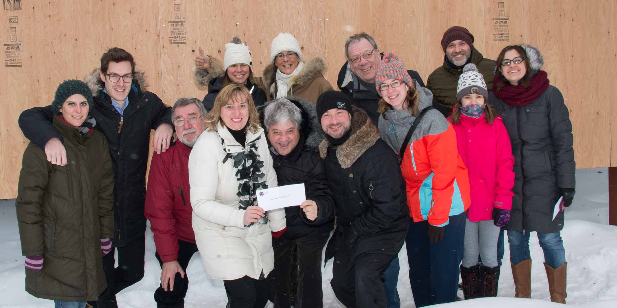 Il y aura une autre murale à Sainte-Adèle grace à la subvention octroyée par la succession du tournoi de pêche Maurice Aveline. cette nouvelle murale sera réalisée par l'artiste Roch Therrien. Pour l'occasion, les membres de la chambre et le comité des murales tenaient à remercier les filles de Maurice Aveline pour ce don. Sur la photo on reconnaît: Marie-France belso, Sébastien Voizard, Jean-Pierre et Maureen Patry, Guy Goyer, Doreen Patry, France-Lise Therrien et Émilie Goyer. À l'arrière, Linda et Sylvie Aveline, André Lamarche et Roch Terrien.e
