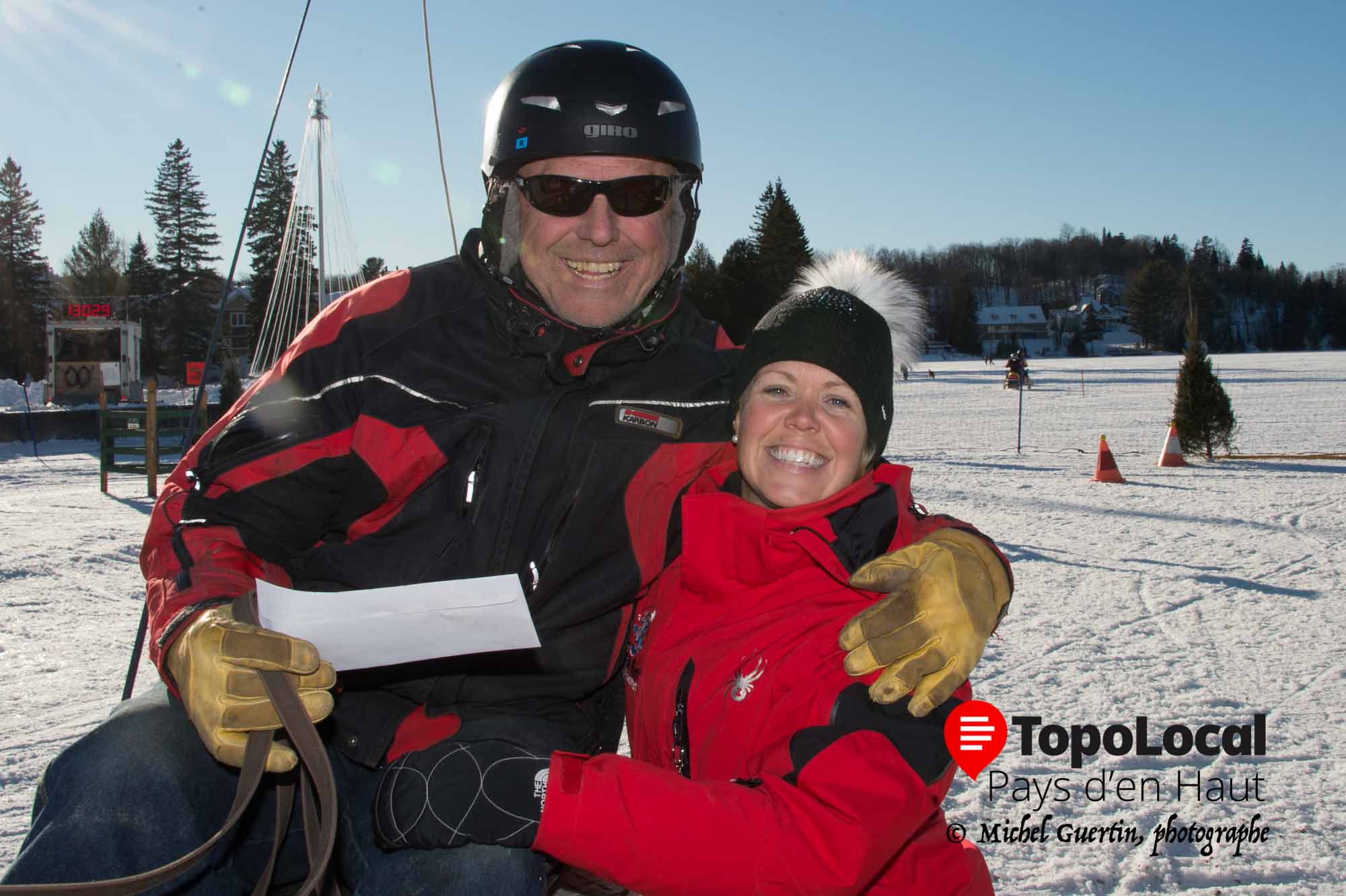 La présidente de la Chambre de Commerce de Sainte-Agathe était heureuse de remettre le prix à Jean-Luc Normandin pour sa victoire de l'épreuve de samedi.