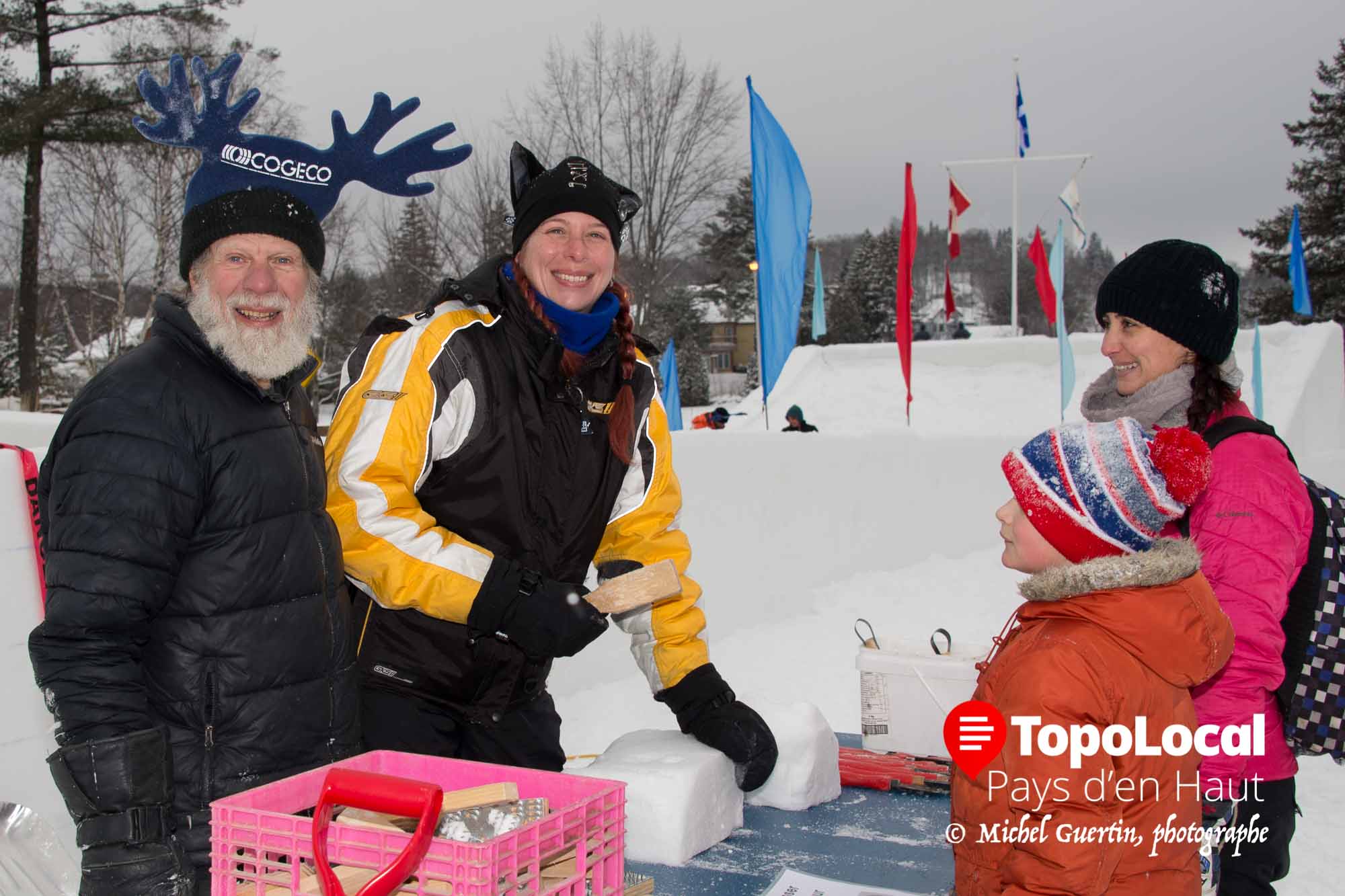 Gilles Lauzé et sa fille Sara s'occupaient de remettre les outils de sculpture ainsi que de bons conseils aux gens qui désiraient s'initier à la sculpture sur neige dans le cadre de Festi-Neige.
