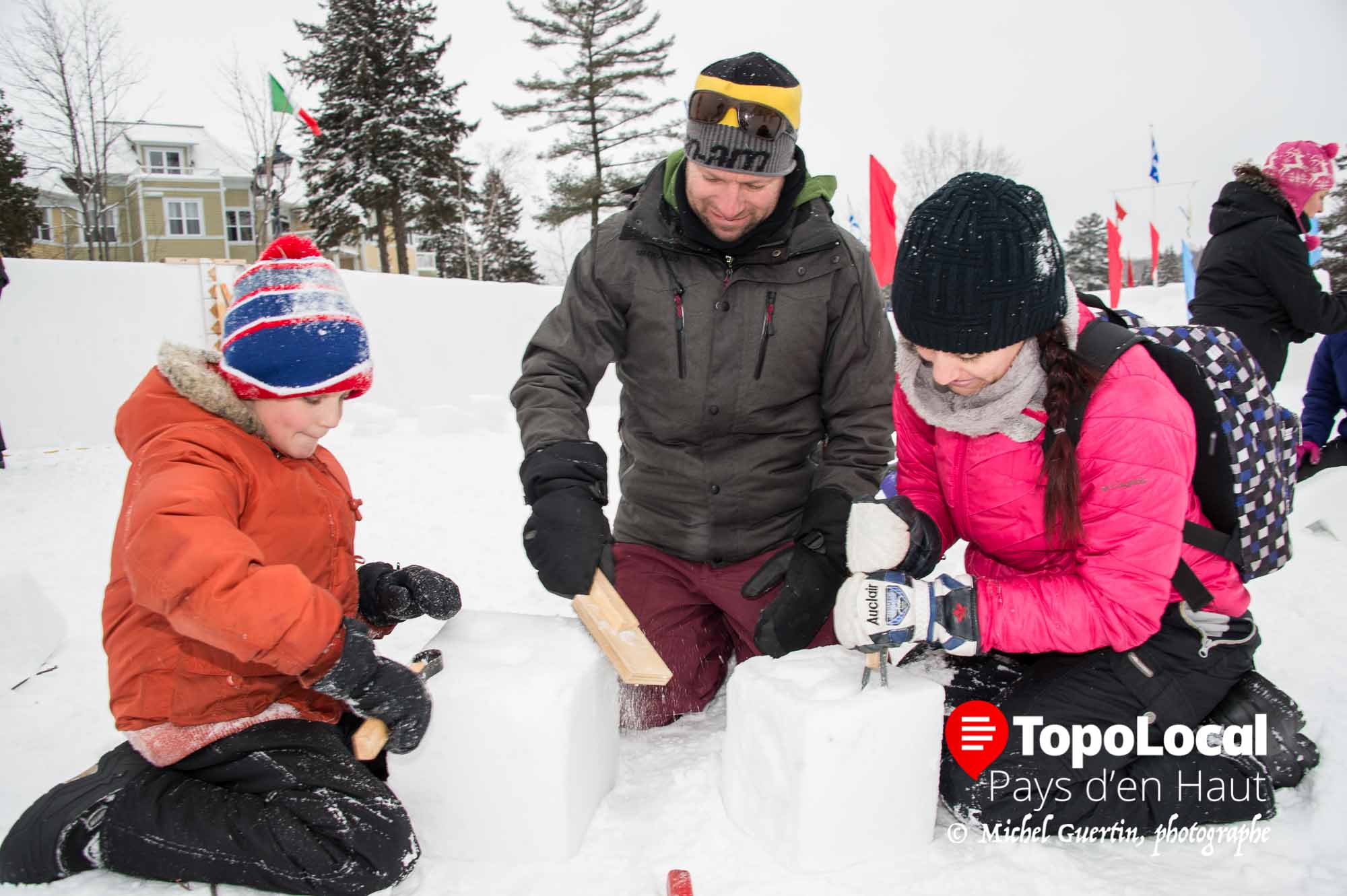 Benoit lacroix accompagné de sa conjointe Sara et de leur fils Alexandre s'en sont donné à coeur joie dans la sculpture sur neige.