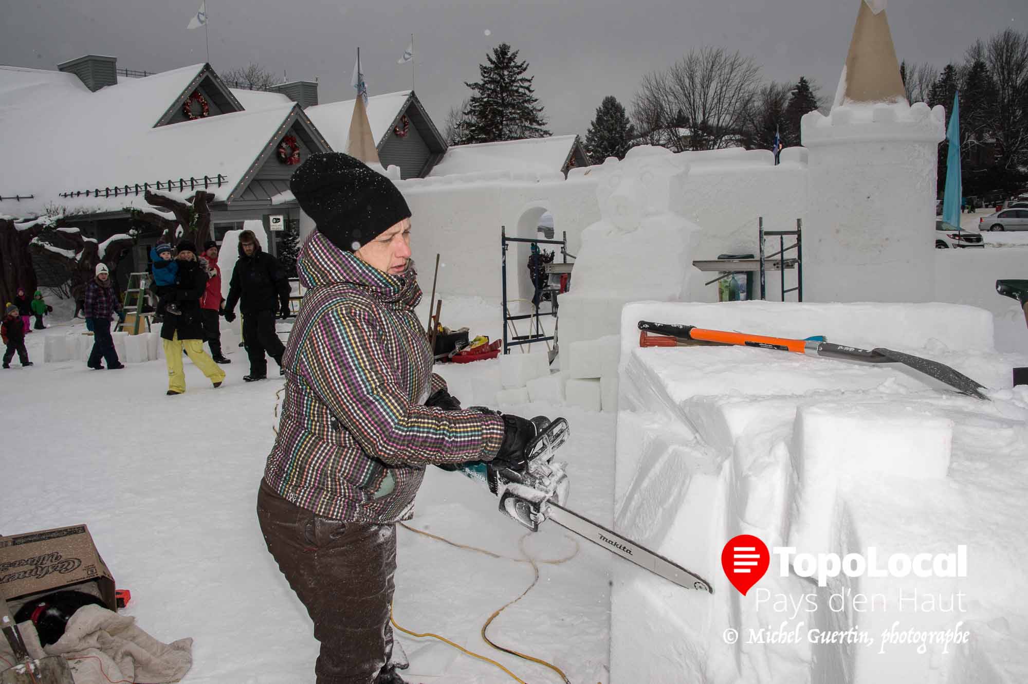 Annie Villeneuve de Mont-Tremblant est à terminer l'ébauche de sa sculpture qui sera un ours chaussé de patins à glace, le tout avec beaucoup de mouvement.