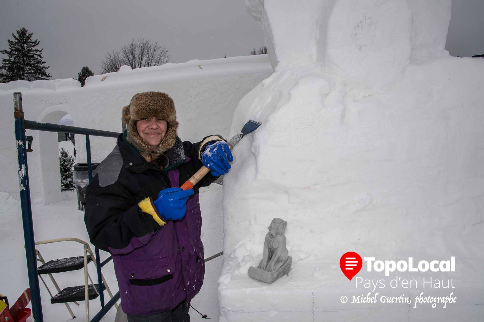 Pour Martine-Carole Gagnon de Sainte-Marguerote-du-Lac-Masson, cet imposant morceau de neige devrait représenter après l'utilisation de ses talents un ours dévalant une pente en tobaggan.