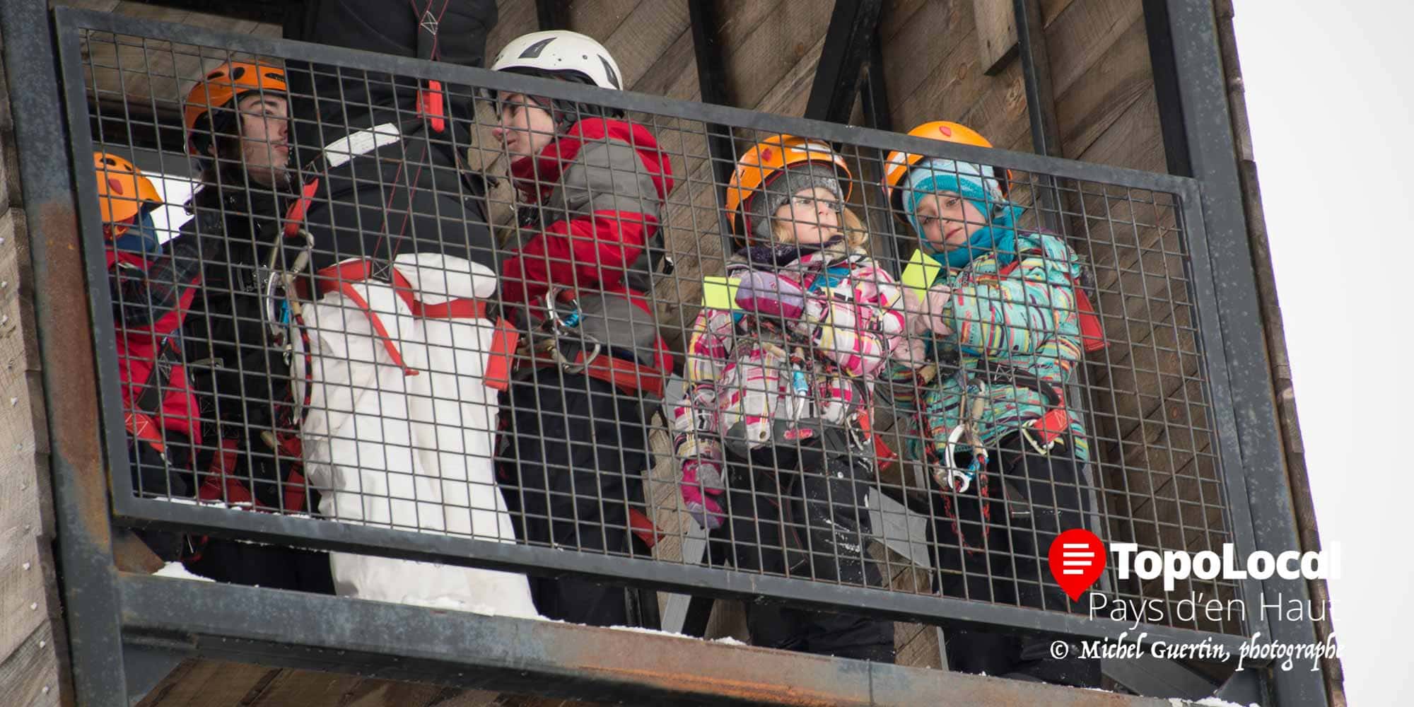 Ces jeunes attendaient avec beaucoup de patience leur tour pour essayer la Tyrolienne dans le cadre de la fin de semaine de la famille de Festi-Neige commandité par Desjardins qui permettait à tous les membre d'utiliser la tyrolienne gratuitement.