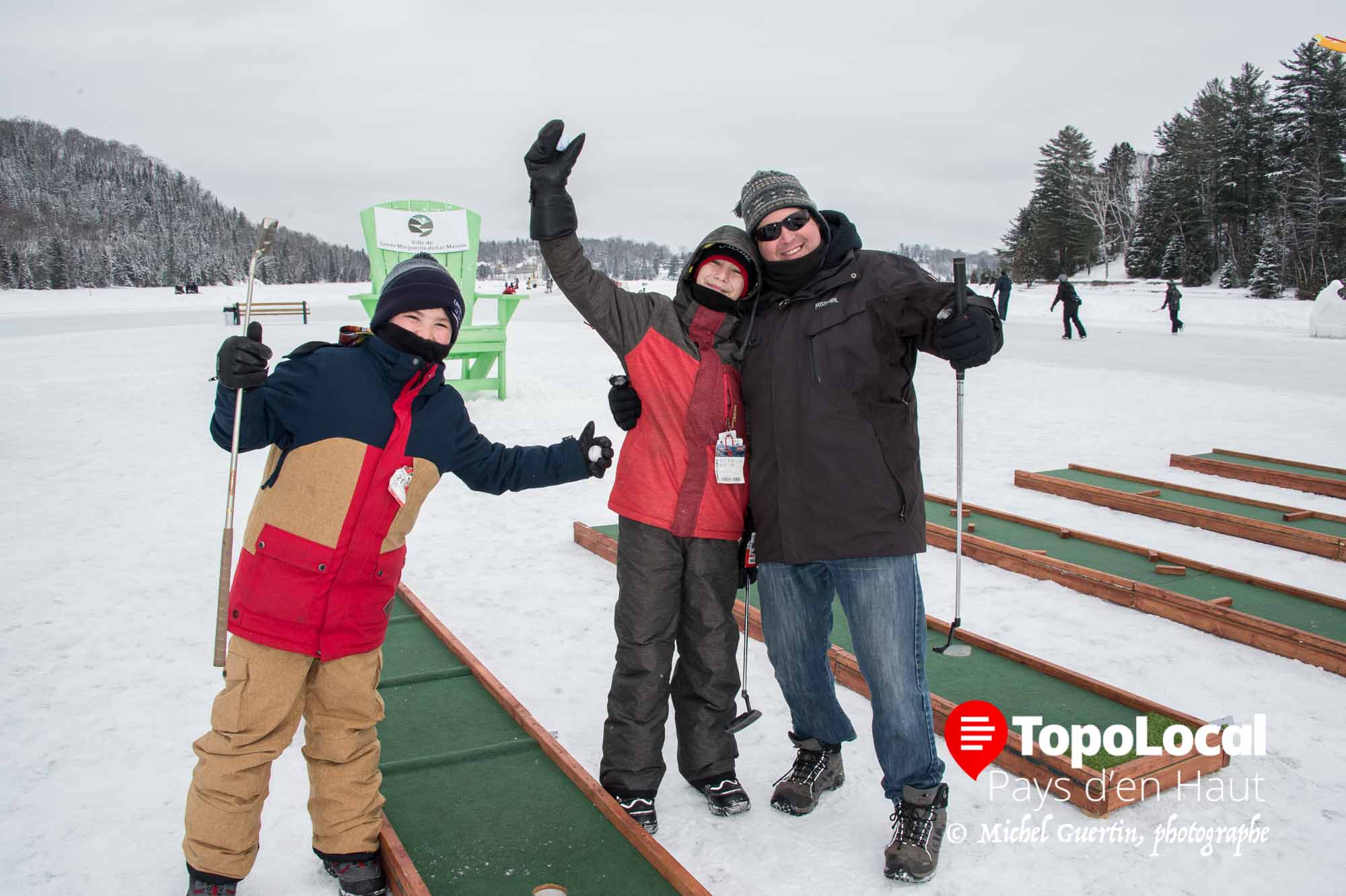 Raison de fêter après un trou d'un coup que vient de faire Anthony Villemaire sous les yeux de son frère Vincent et de son père Olivier, tous trois résidents de Sainte-Marguerite.