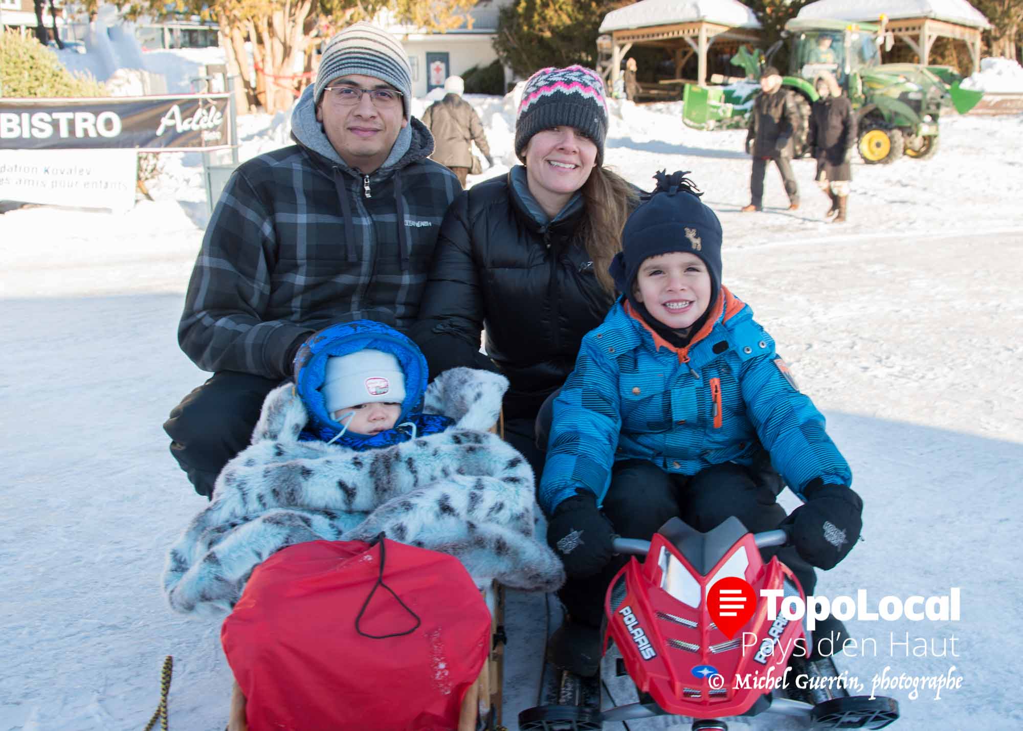 Bien habillés Corinne Duquette et son conjoint Roberto Rodriguez ont pris une marche de santé sur le Lac Rond de Sainte-Adèle en comapgnie de leurs enfants David et Léo