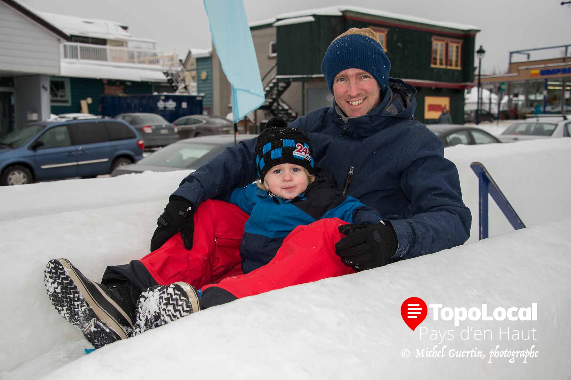 Jean-Sébastien Daigle en a profité pour initier son fils Arnauld aux petites glissades de Festi-Neige ou peut-être setce le contraire...est -ce Arnauld qui a initié son père...