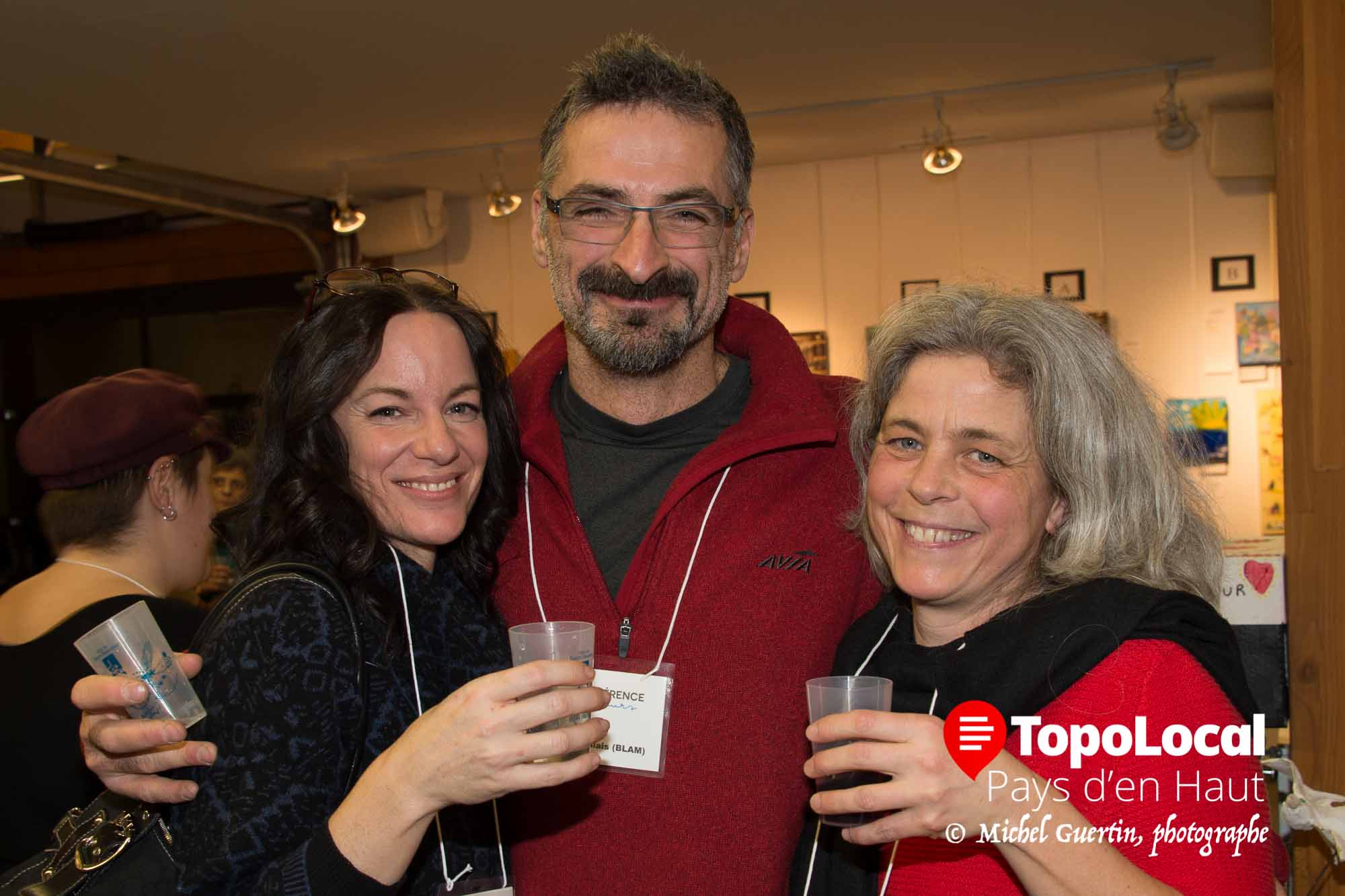 Les trois artiste-peintre Caroline Archambault, Michel Blais et Lise Bolduc étaient fier de discuter d'art tout en prenant un verre de vin.