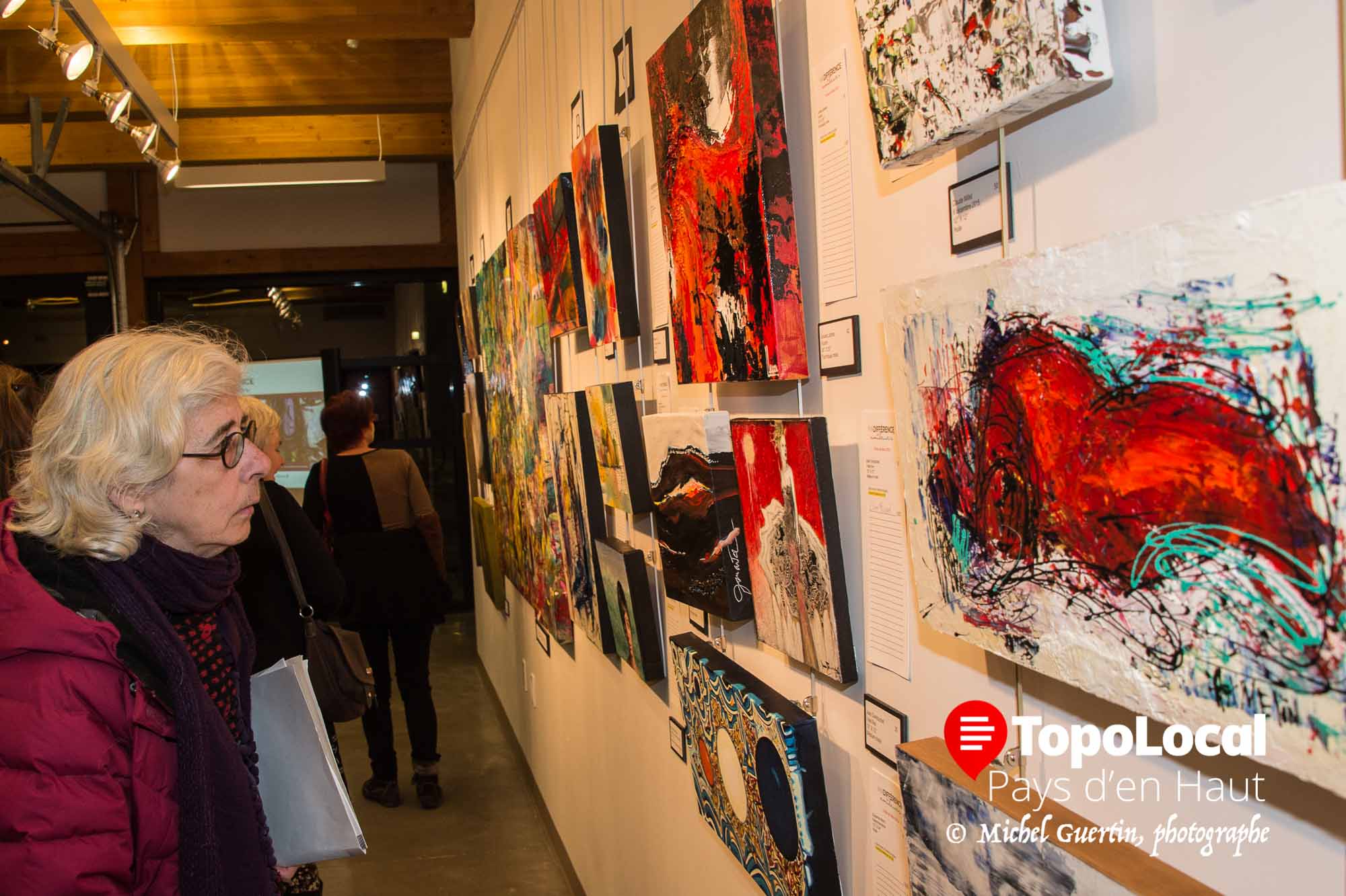 Plus de 89 oeuvres sont présentement exposées à La Place des Citoyens au grand plaisir de cette amateure d'art.