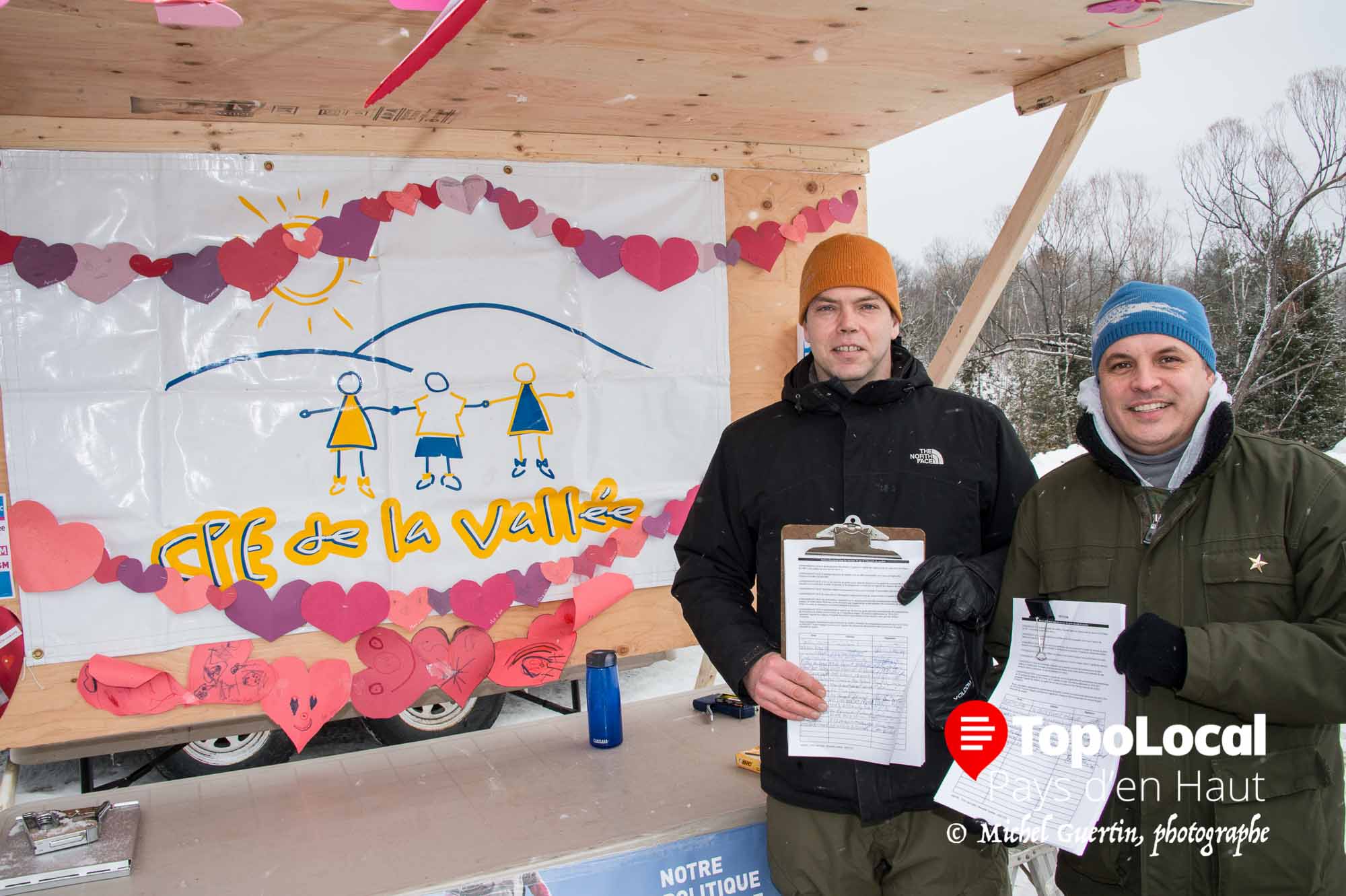 Le CPE de la Vallée était sur place et Alexandre Beaulne-Monette et Frédéric Deschênes demandaient aux gens présent de signer une pétition contre les coupures dans les CPE afin de remettre celle-ci au gouvernement provincial.