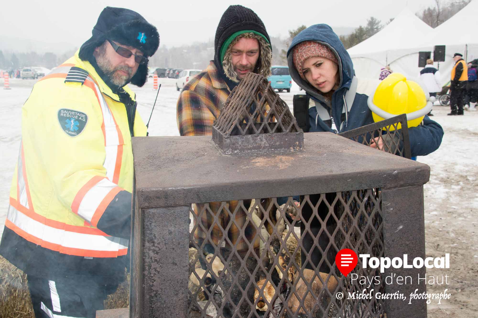Les gens sur place ont eu aussi la chance de faire cuire eux-même le pain du campeuur appelé par les Inuits le banique.