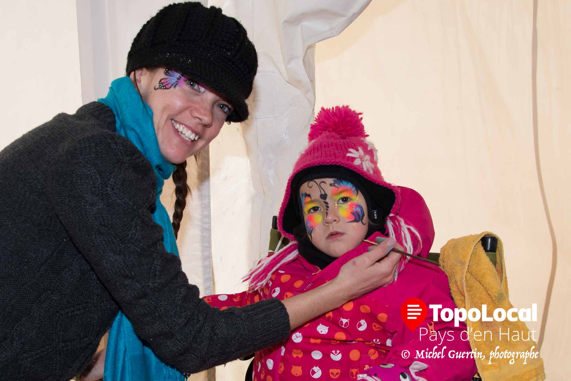 À l'intérieur de la tente chauffée, la maquilleuse Bianca terminait le beau maquillage de la jeune Aurélie Labelle.