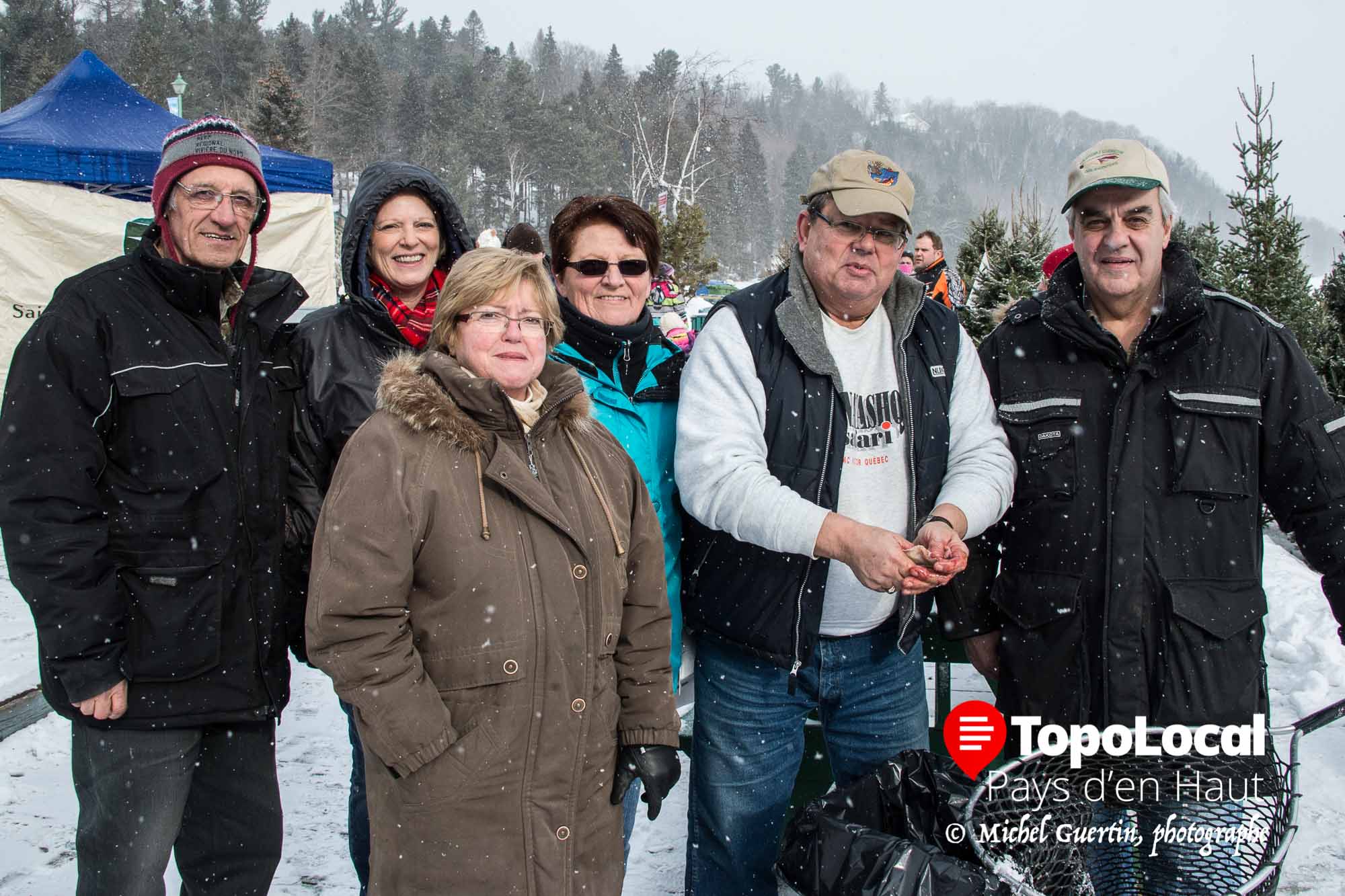 Ce beau groupe composé de Paul Lepage, Désirée Cassar, Pauline Charbonneau, Nicole Cyr, Henri Méry et Robert Bissonnette apprêtaient les truites afin de faire déguster celle-ci sur place. Leur recette était des plus délicieuse.