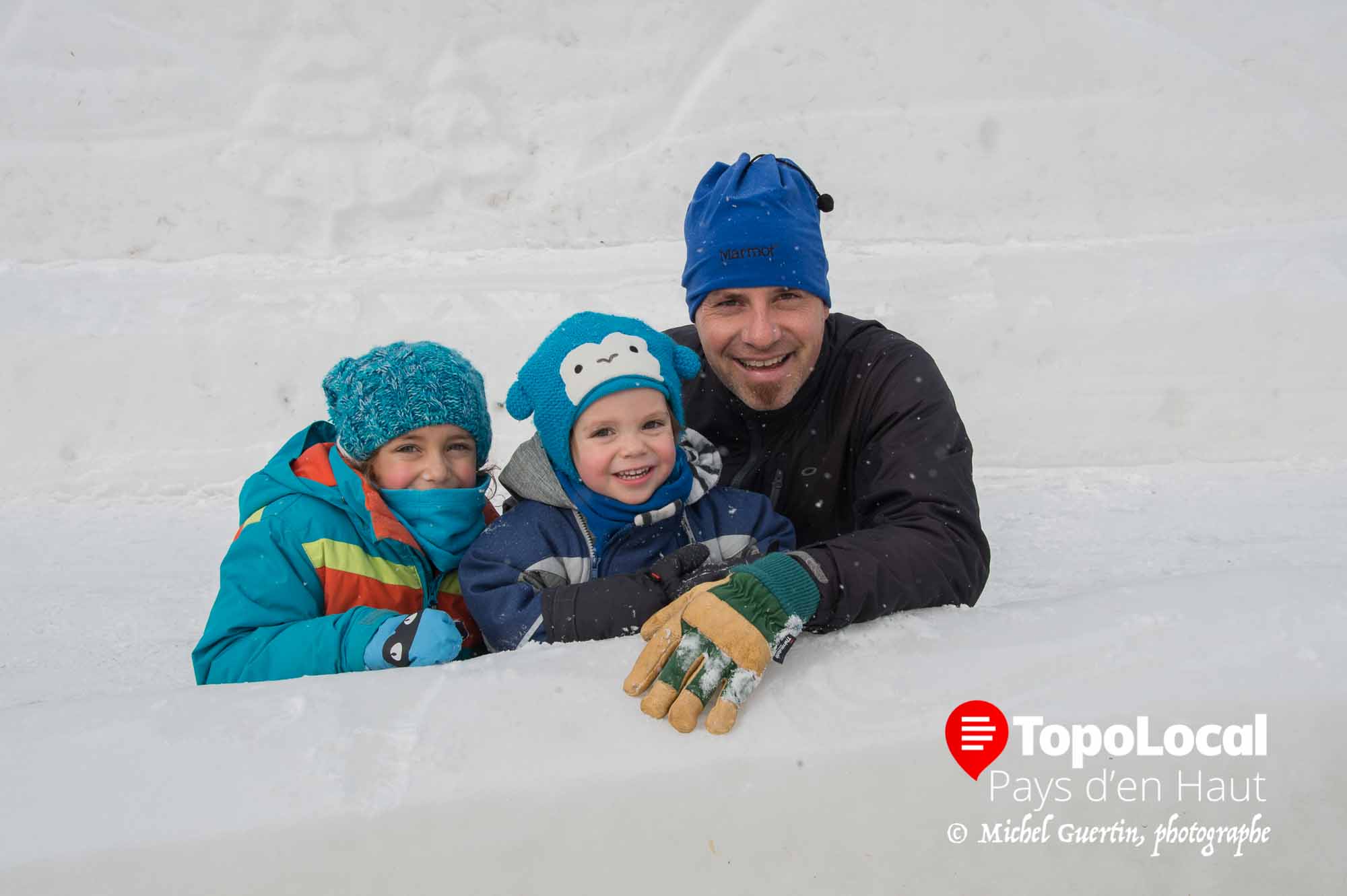 Philippe Adam-Poupart en compagnie de ses deux filles Maeva et Manao attendait que le préposé termine l'entretient des glissades afin de les utiliser.