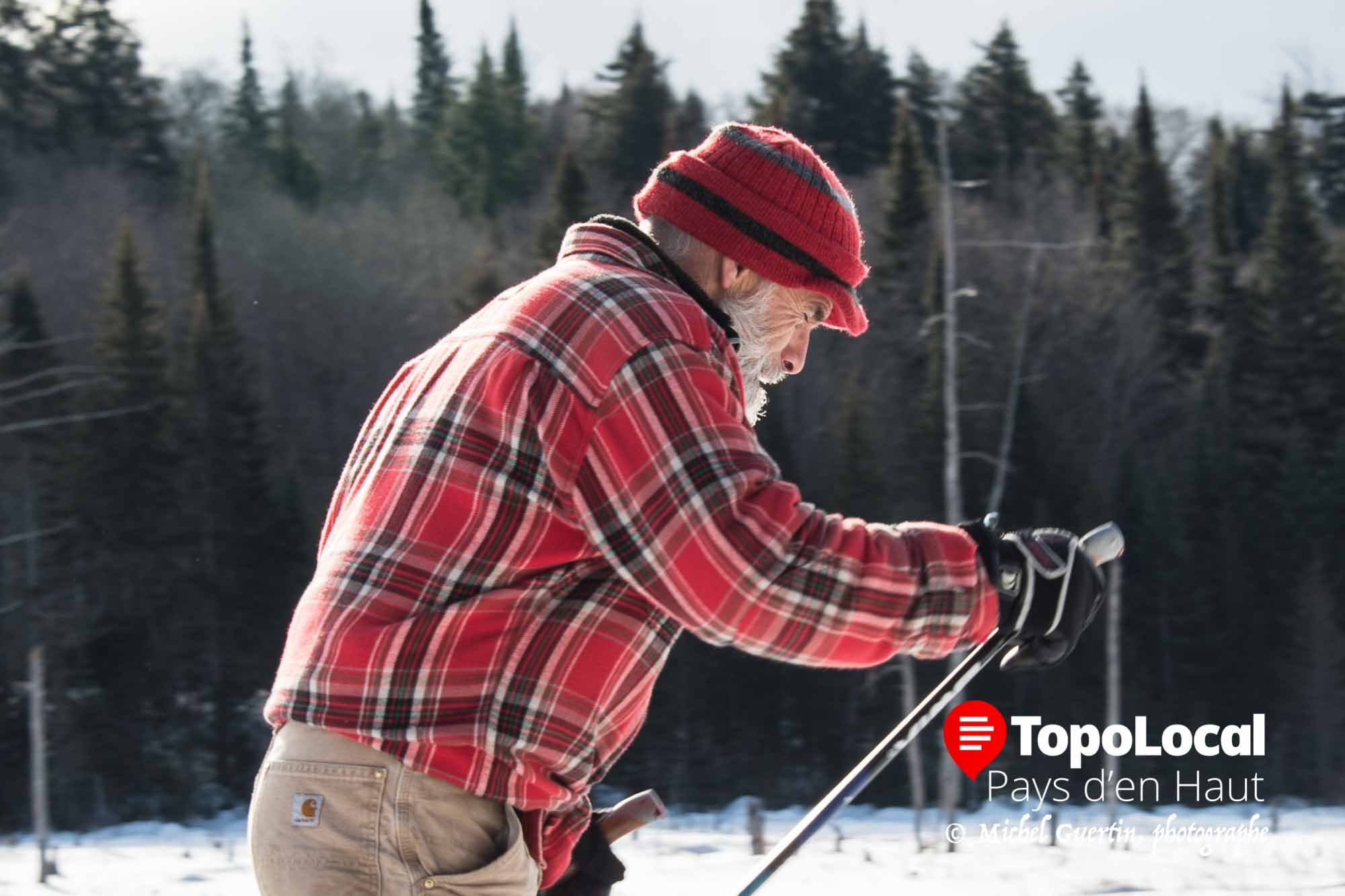 Pas besoin d'avoir un habillement à la fine pointe de la technologie ou de la mode pour prendre part à Loppet. Ce charmant monsieur évoquait le plaisir de pratiquer dans un style rétro, ce qui était des plus charmant.