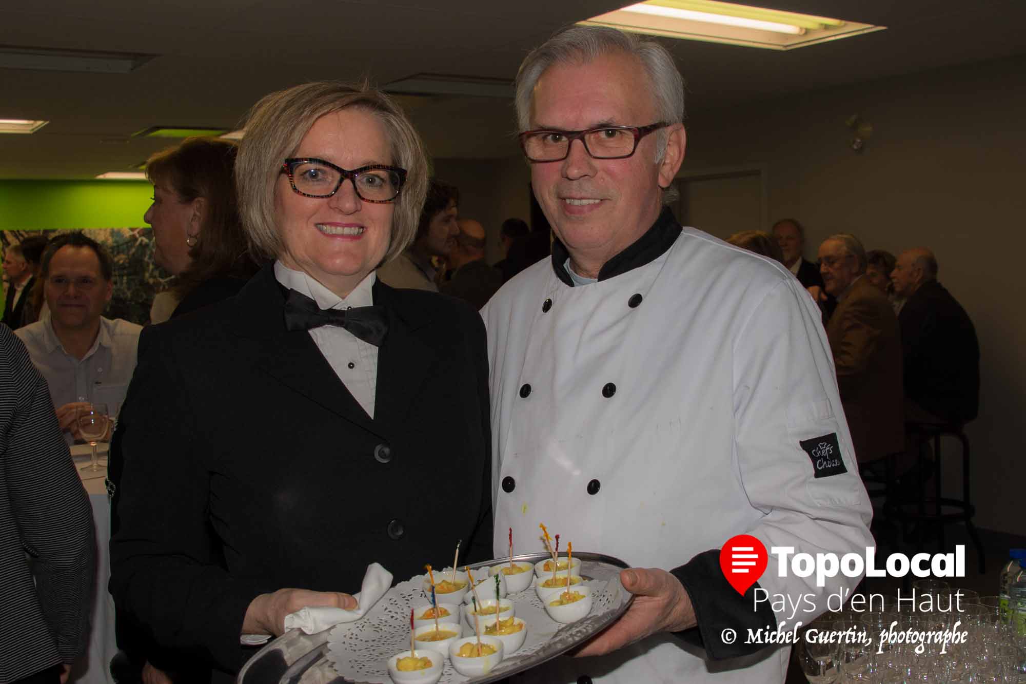 LOrs de l'ouverture officielle de la Caisse Desjardins de Saint-Sauveur, c'est l'équipe des Fins Gourmets du Nord qui faisait office de traiteur. Sur la photo on reconnaît les deux co-propriétaires Élaine Harel et André Buthier.