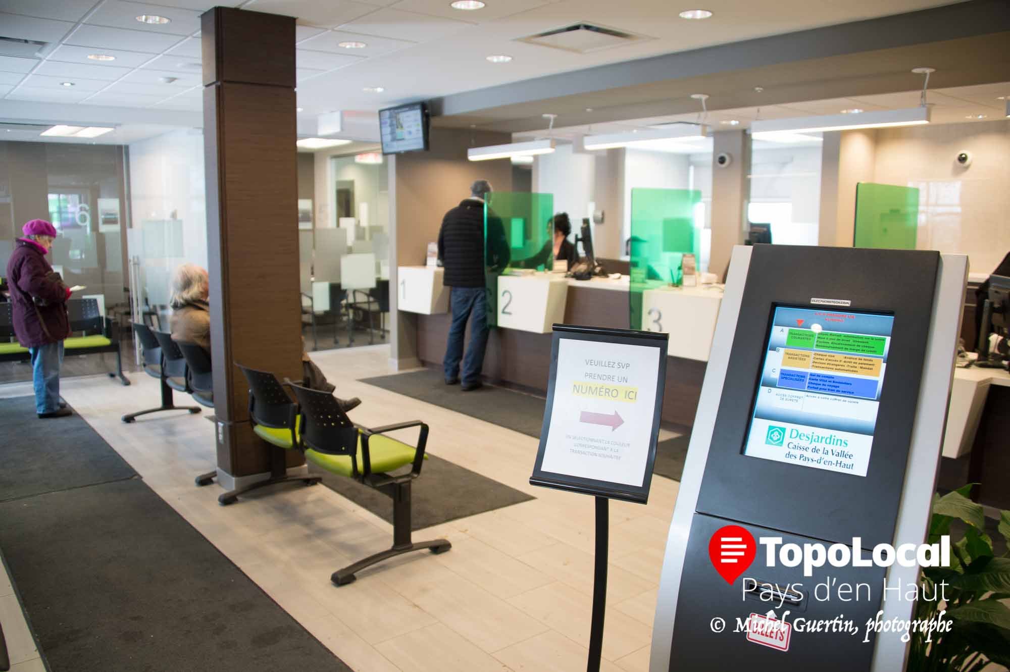 La section des guichets pour le service à la clientèle est surtout éclairée par la lumière naturelle