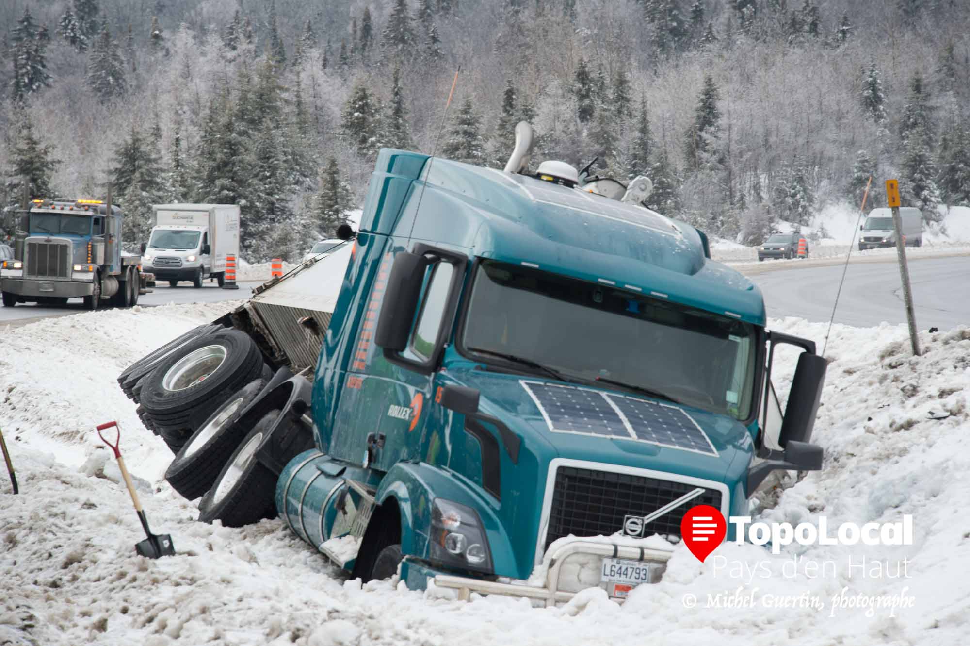20160217-sainte-adele-accident-autoroute-deversement-cargaison-5