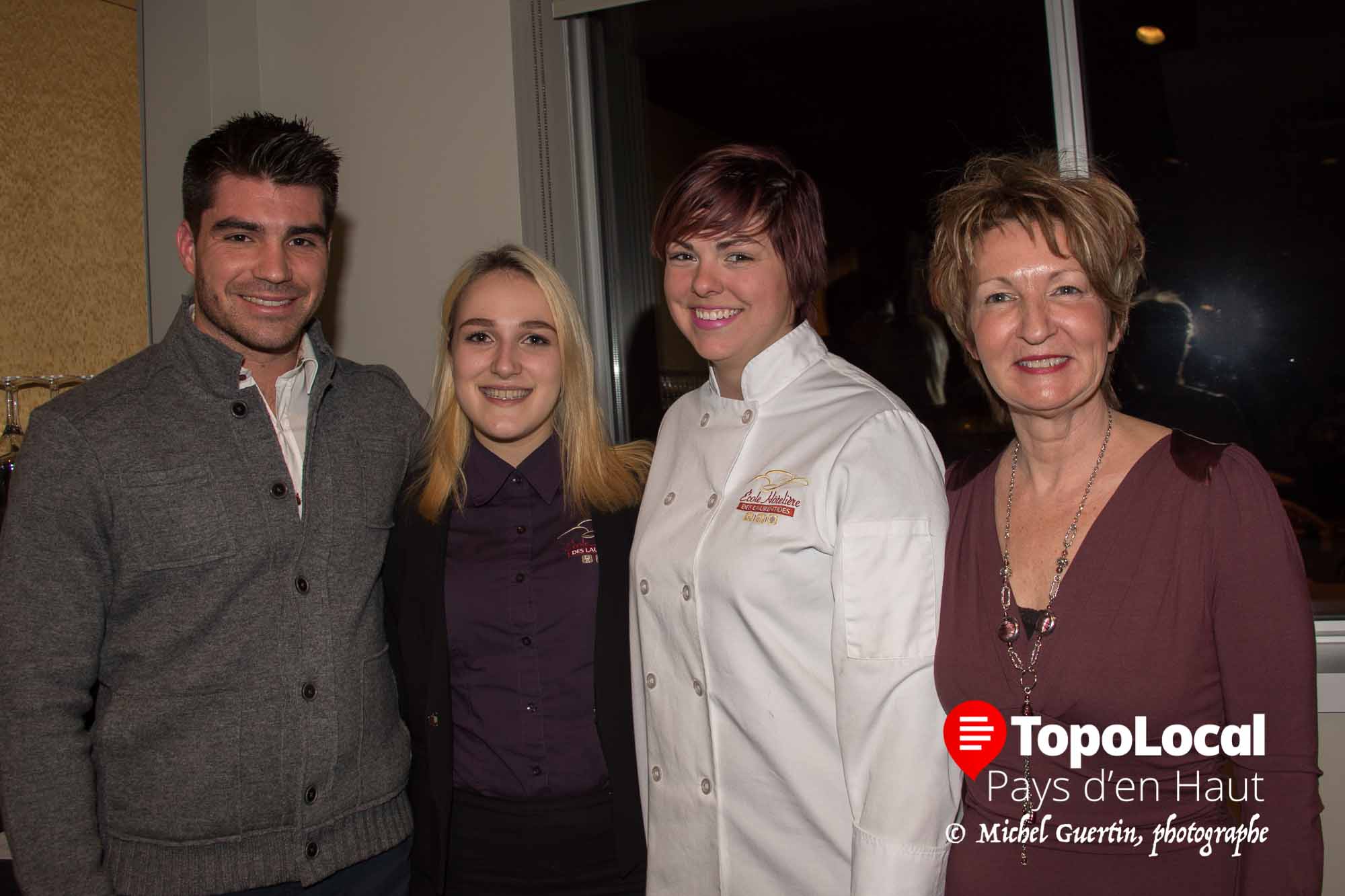 Guillaume Virsolvy, directeur de l'exportation pour la Maison Paul Mas, et Andrée Cloutier, directrice générale de l'École Hôtelière des Laurentides entourent les gagnants de ce stage au Domaine Paul Mas, Justine Beauregard et Lee Cassandra Laplante.