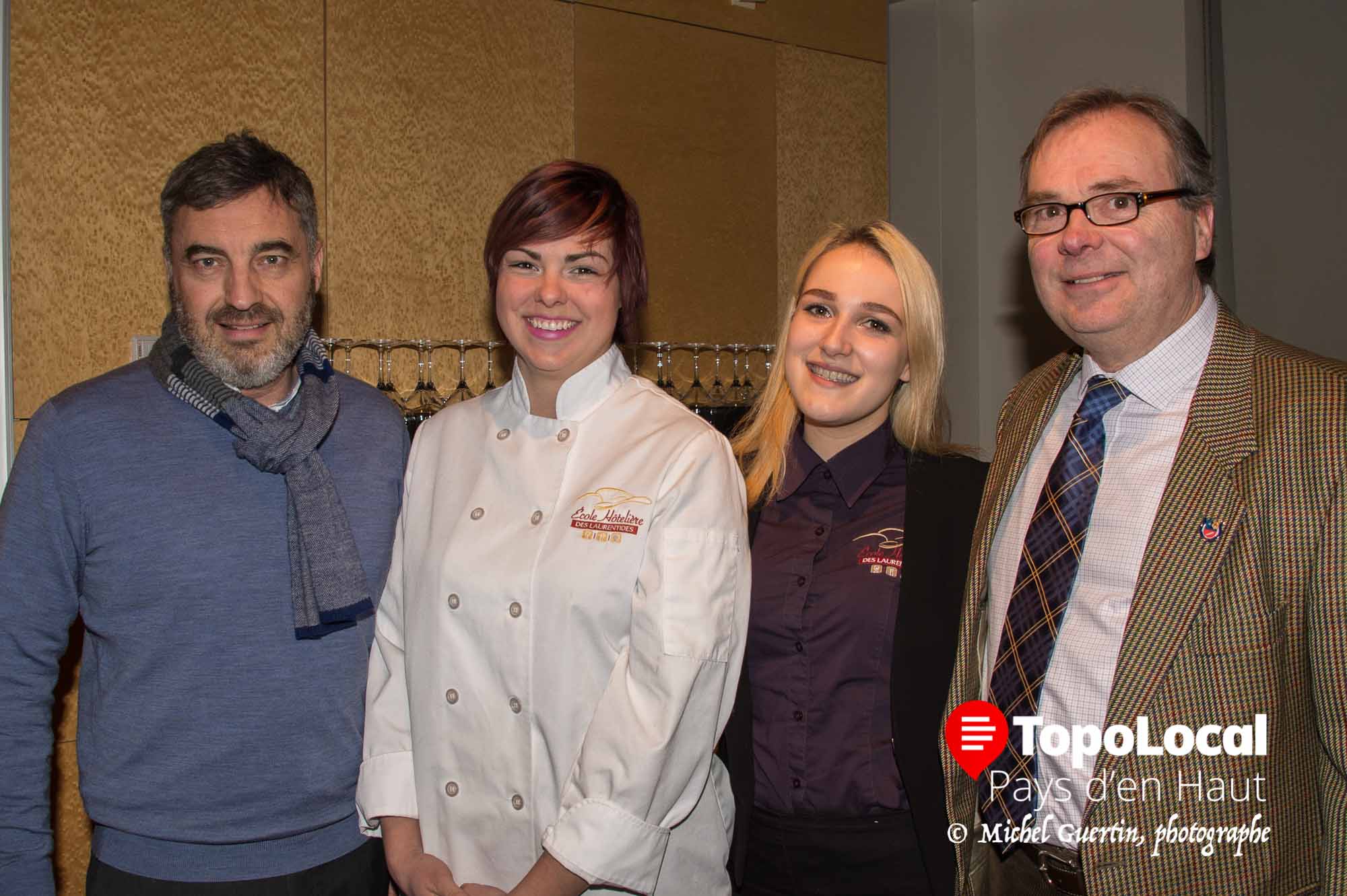 Stéphane Lalande, directeur Développement Économique de la MRC des Pays d'en Haut et le pro-maire de Sainte-Adèle, John Butler ont tenu à féliciter les deux gagnantes Lee Cassandra Laplante et Justine Beauregard