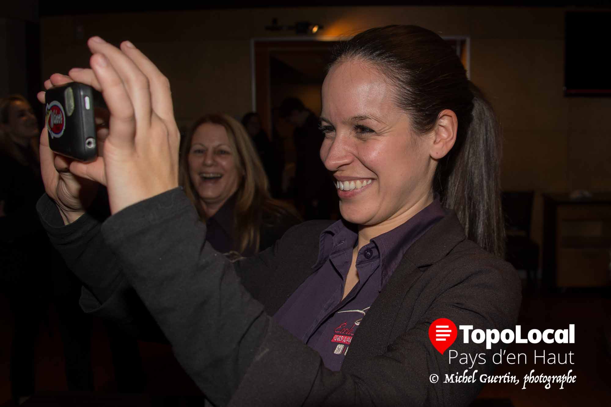 Cette étudiante en sommellerie tenait à prendre en photo Jacques Orhon avec d'autres haut dignitaires dans le domaine du vin.