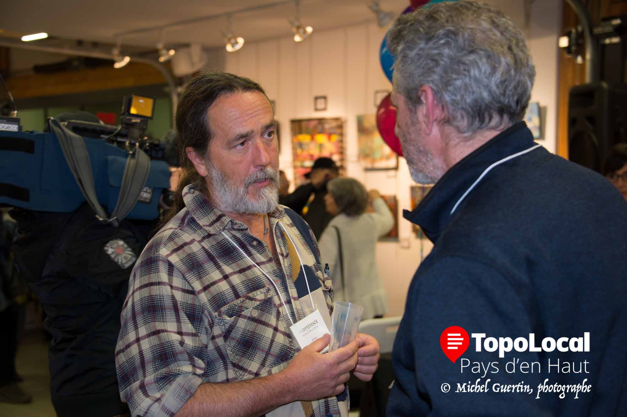 L'artiste peintre Jean-Louis Courteau en a profité pour parler art de la peinture avec son confrère Jean-Marc Pisapia, fondateur et chanteur du groupe The Box. Tous deux exposent à la Galerie 806 à Tremblant