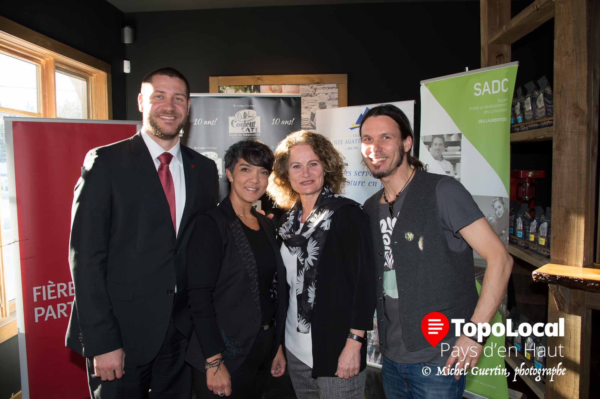 Entourant la présidente d'honneur du Défi Osentreprendre Laurentides Annie Gaudet, PDG de Couleur Café on reconnaît Jean Lemire de la Banque nationale, Sylvie Bolduc de la SADC et Sylvain Bruneau de la CSL.