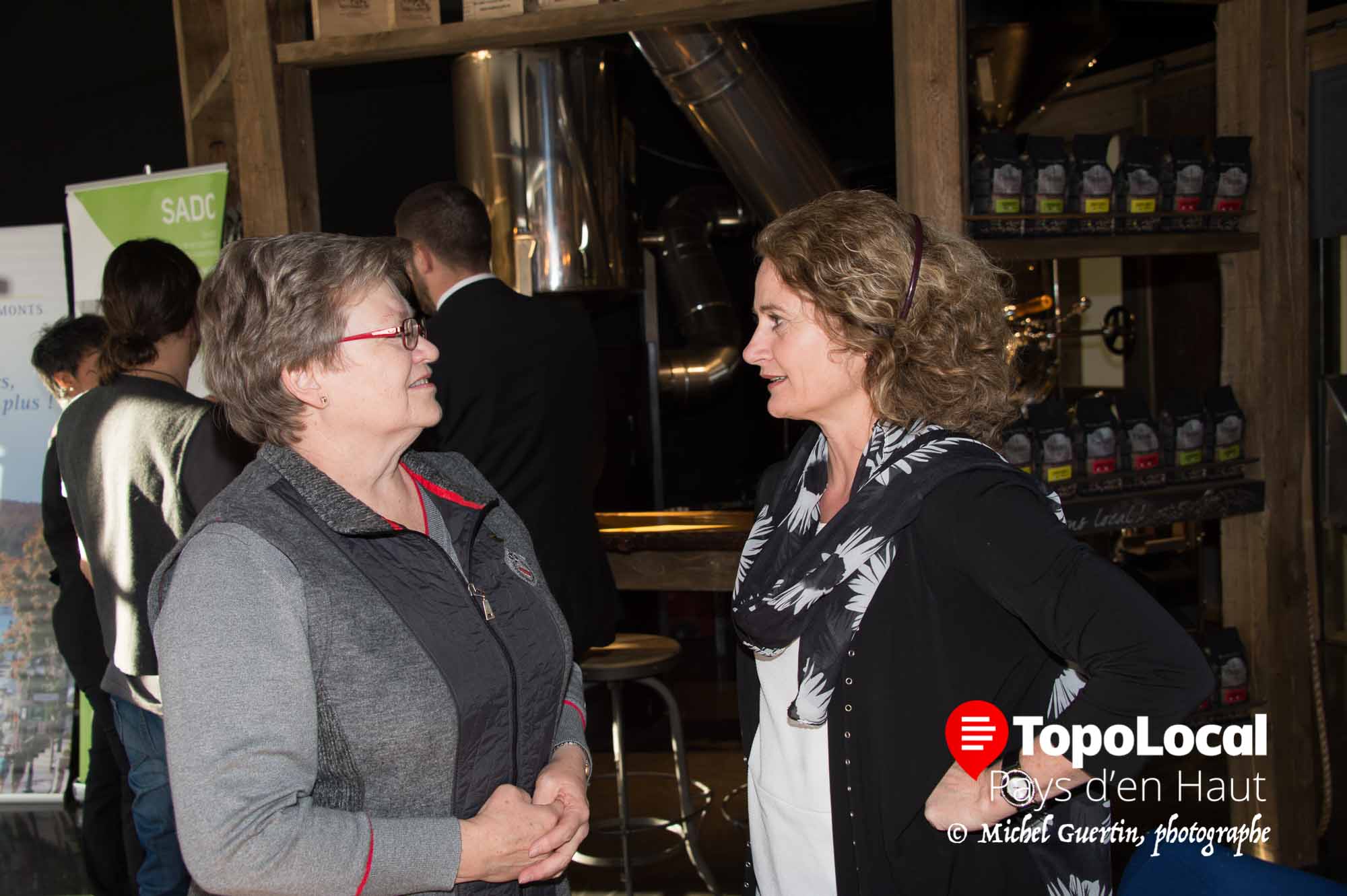 La direcrice générale de la SADC Laurentides Sylvie Bolduc discute avec Lise Gaudreau-Régimbald, conseillère à la Ville de Sainte-Agathe, partenaire majeur de cet événement.