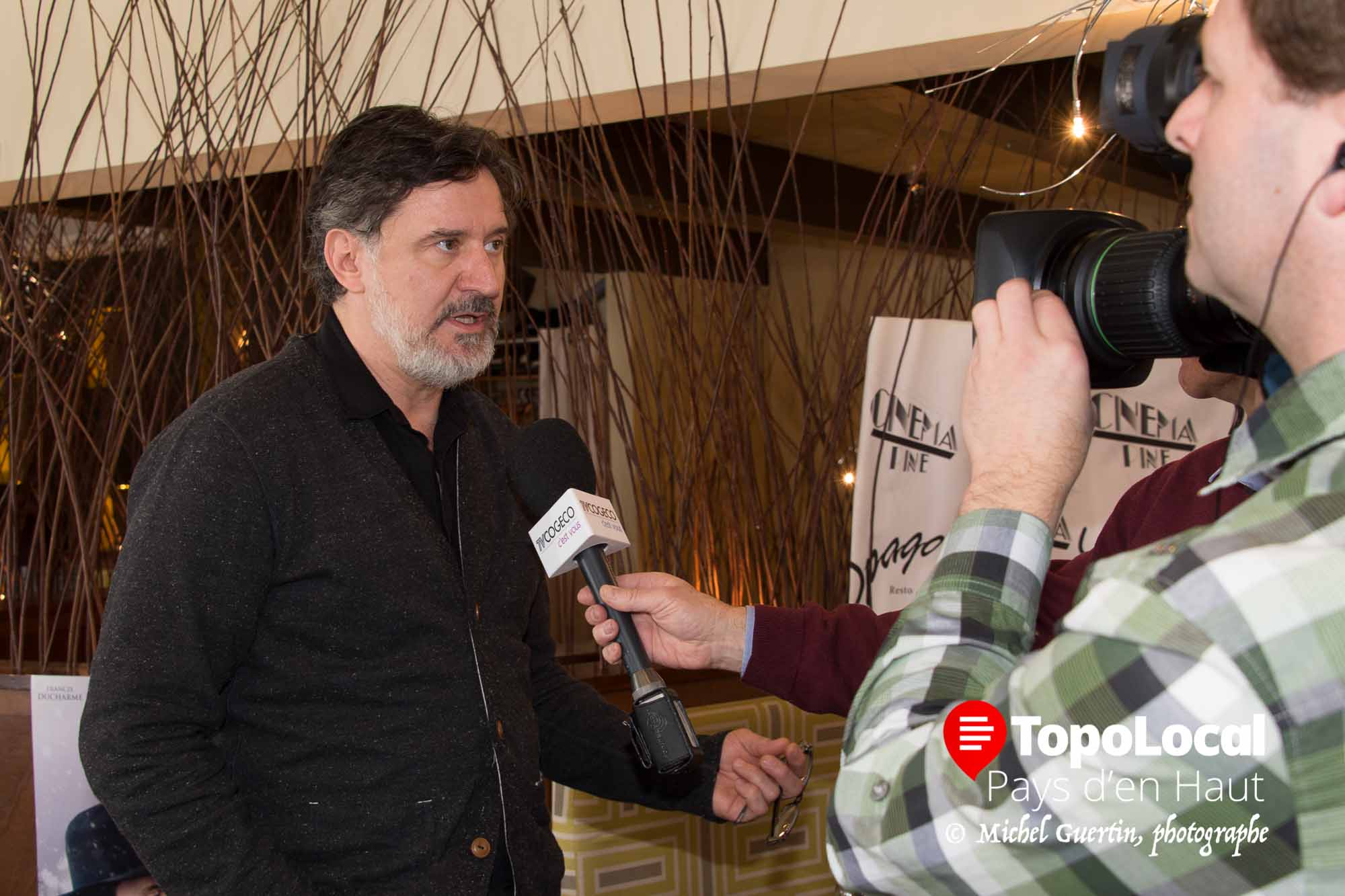 François Papineau donne une entrevue à TV Cogeco.