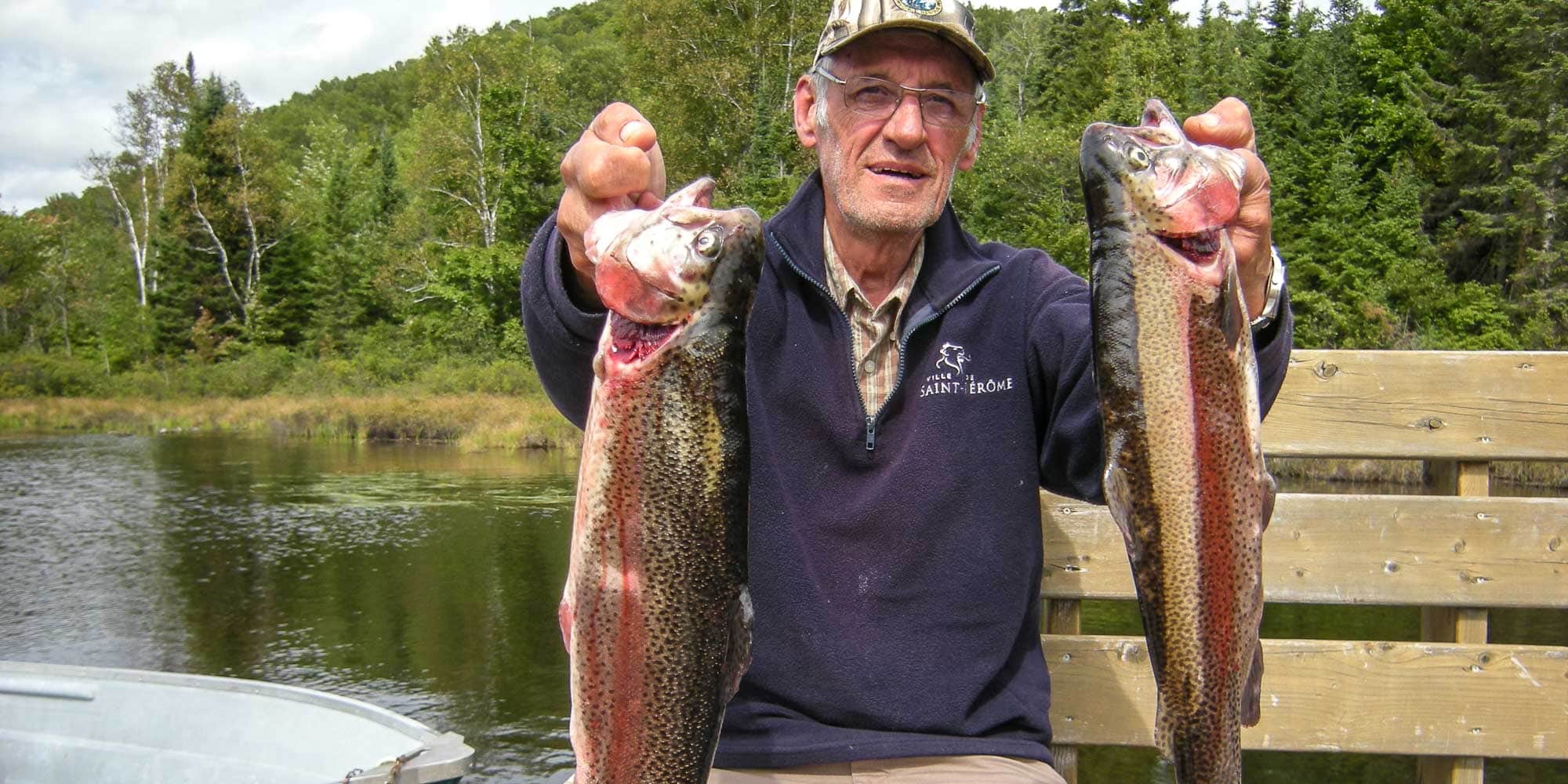 Paul Lepage et deux superbes arcs-en-ciel capturées à la mouche au lac Barrière, au Baroux.