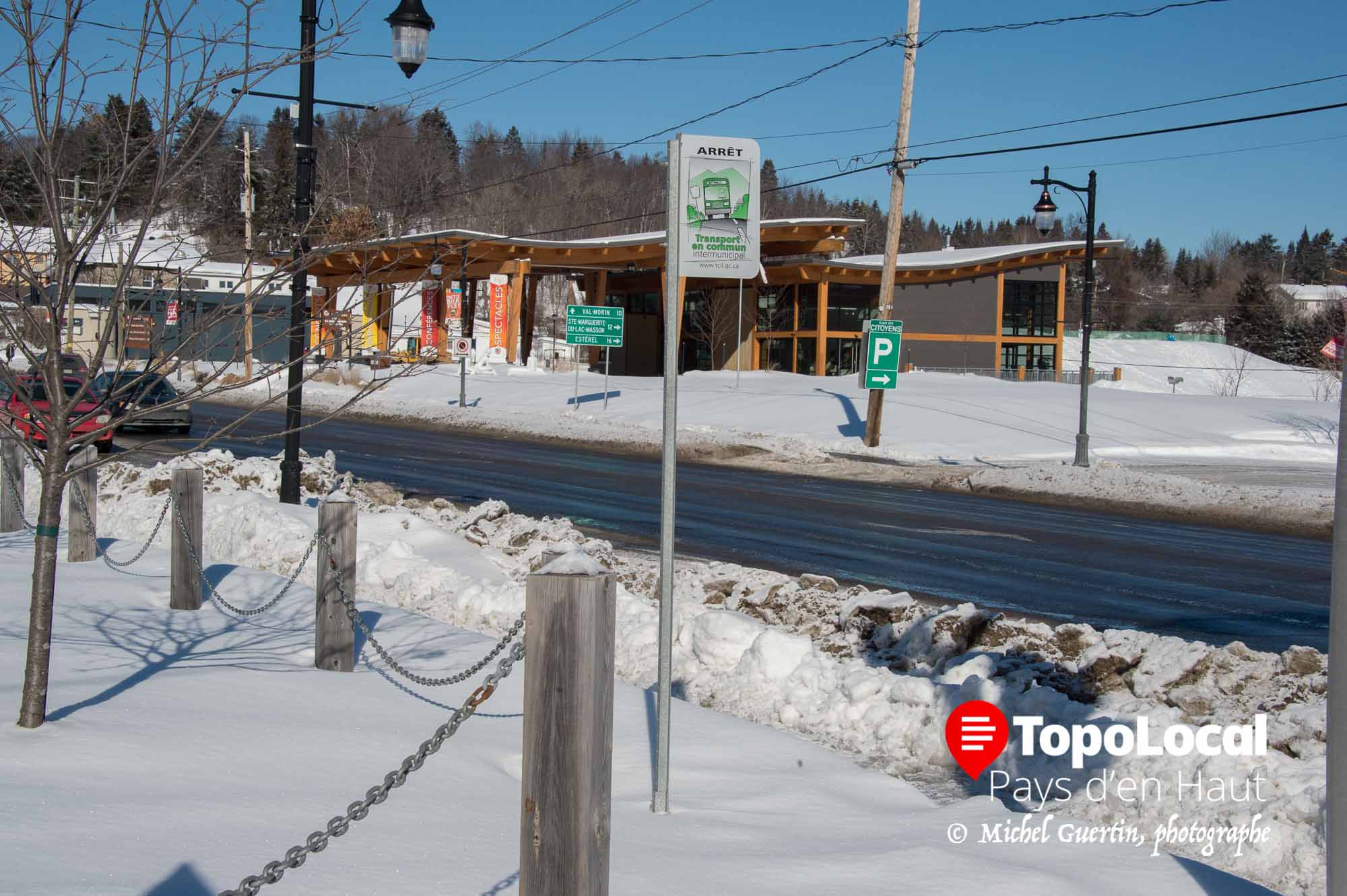 Elle n'y est plus. Le 24 janvier dernier nous vous montrions une bycyclette abandonnée dans la neige cadenassée après cet arrêt d'autobus. Eh bien moins d'un mois plus tard, il n'y a plus rein. est-ce que le propriétaire l'a récupéré ou bien la ville a décidé de l'enlever...Mystère.