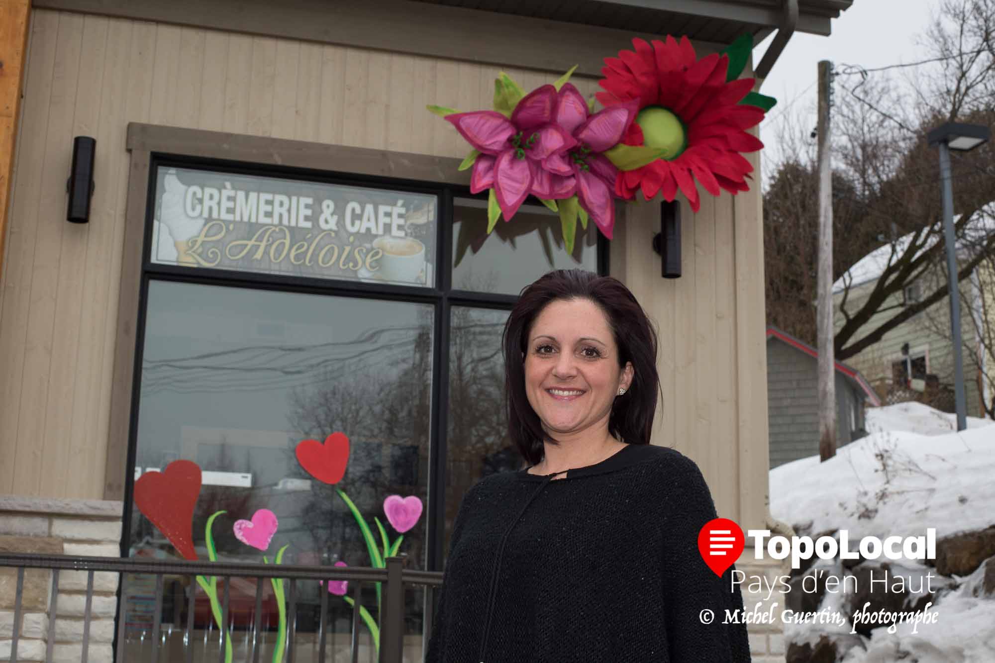 C'est une entrepreneure dans l'âme. Il s'agit de Catherine St-Jean, propriétaire de Gestion Design Décor, qui crée des décors permanents ou loués pour les commerces et les maisons. En plus, Catherine est en mesure de faires des aménagements paysagers. Sur la photo, on la voit devant les fleurs qu'elle a installé à la Crèmerie et Café L'Adéloise.