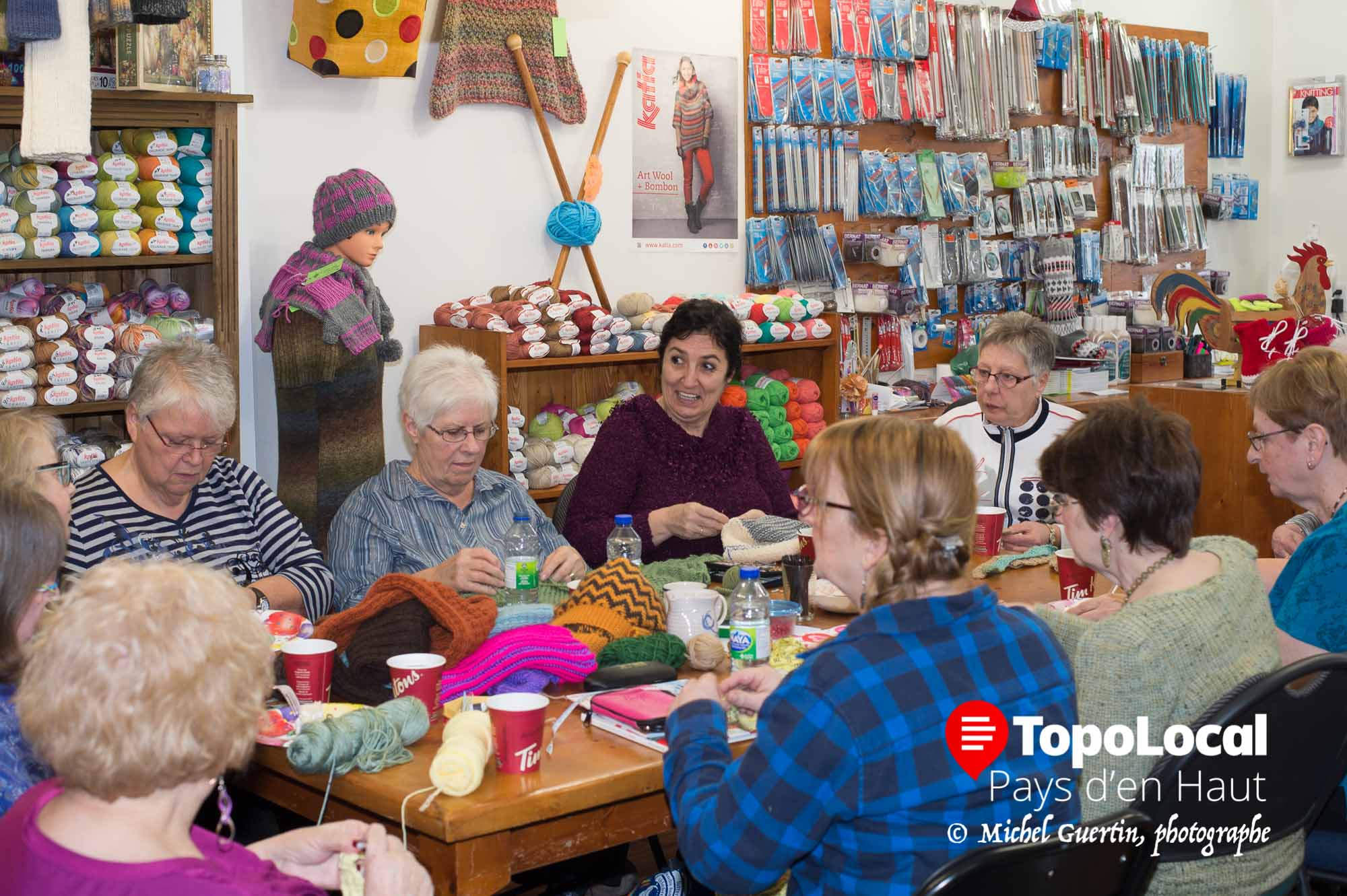 Une ambiance joyeuse permet à ces dames d'échanger sur plusieurs sujets.