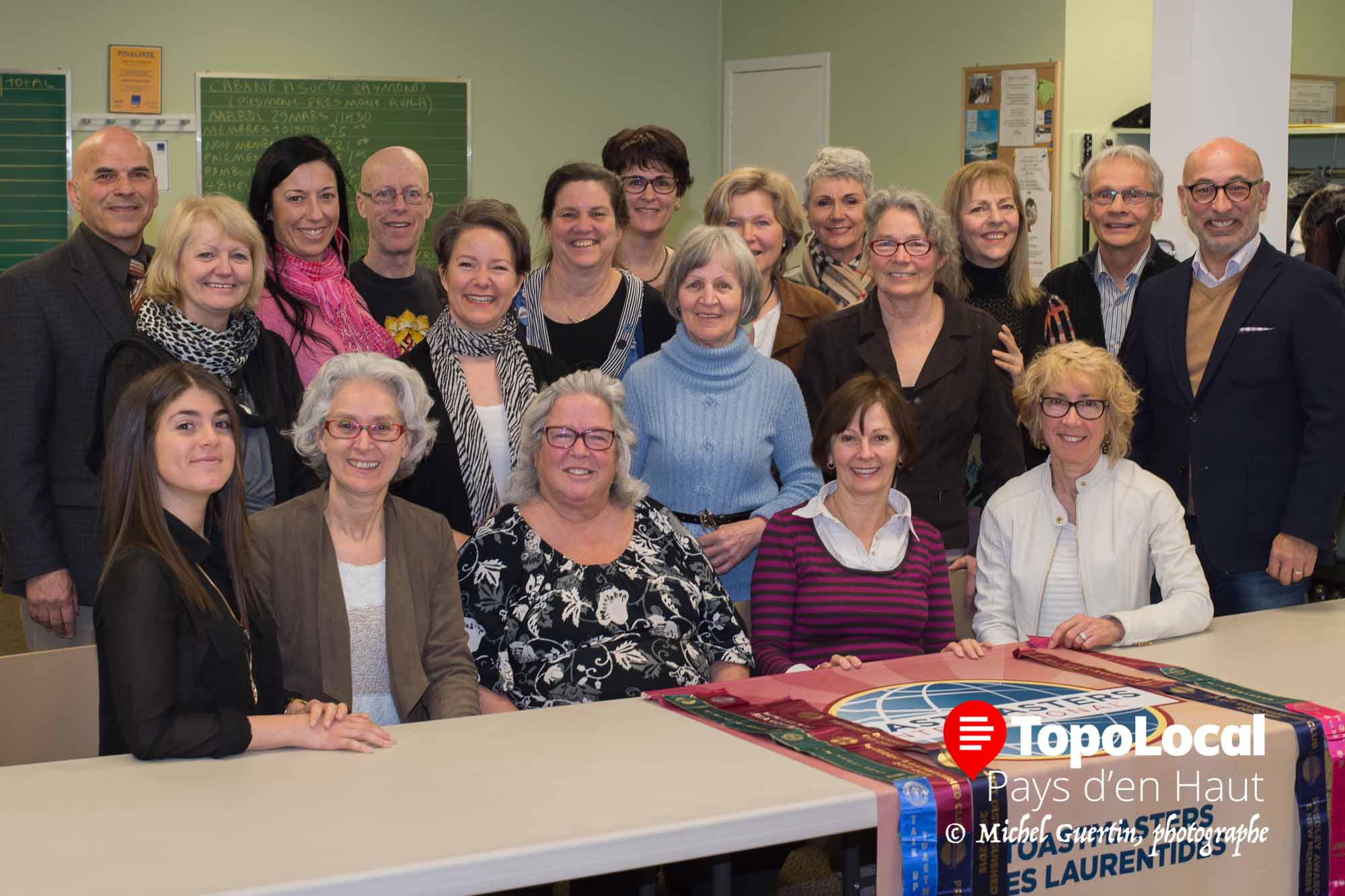 J'ai eu la chance d'assister à une rencontre régulière du Club Toastmaster des laurentides à Saint-Sauveur.Si vous désirez connaître le Club,le programme Toastmaster et rencontrer les menbres, il y aura un 5 à 7 sympathique le 13 avril prochain au Ye Olde Orchard Pub de Saint-Sauveur. Sur la photo on reconnaït à l'avant: Éléonore Carrière, Frédérique Cardinal, Élisabeth Voyer, Claudette Dessureault et Louise Lapointe. À l'arrière:Jean Dutil, Danielle Hébert, Mélanie Lachapelle, Michel Leduc, Josée Dufresne,Sylvie Bellemare, Marie-Josée Lambert, Renée Bernier-Blouin, Inge Hänsch, Claude Mainville, Hélène Simard, Michèle Marquis, Gilles Fournier et Georges Nantel.