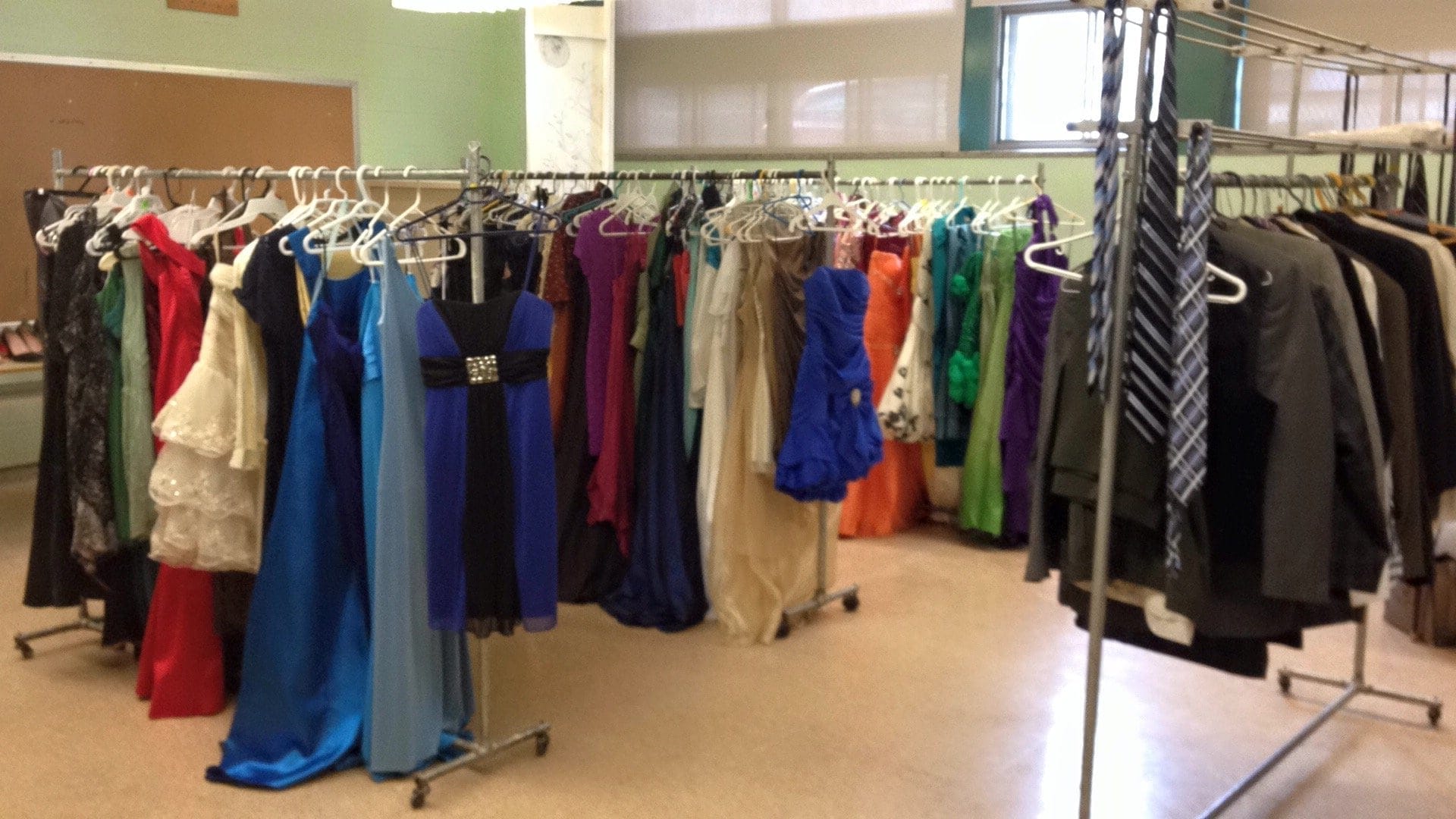 Le groupe des Sa'Coches est aujourd'hui et demain sur l'heure du diner à la polyvalente de sainte Adele avec l'organisation de la fée du nord pour les robes de bal. Les finissantes peuvent venir pour se choisir une robe qu'elles empruntent gratuitement et doivent retourner apres le bal.