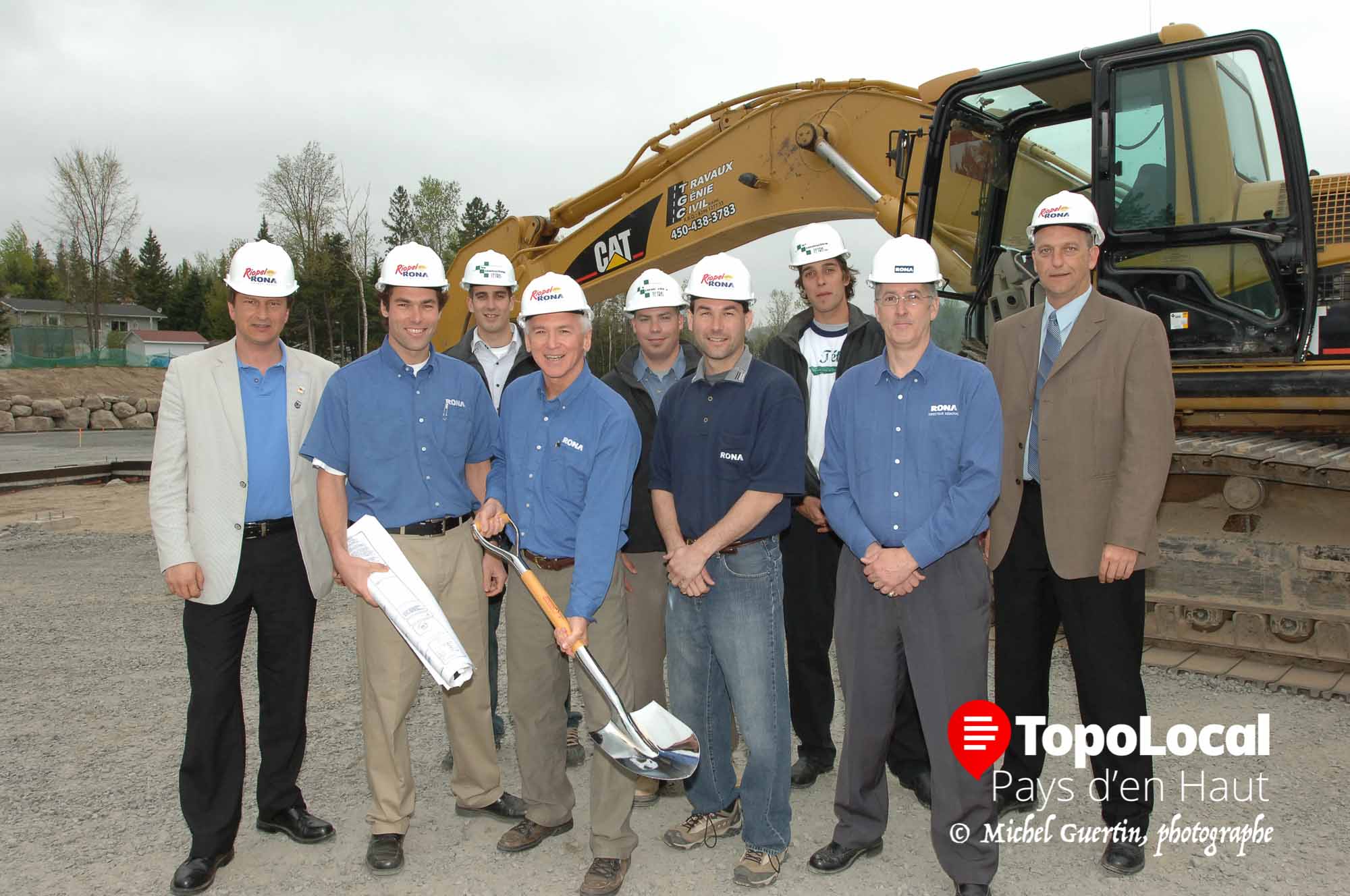 Autre photo d'archives: la première pelleté de terre pour les nouveaux locaux de Rona Riopel prise sur le site actuel il y a maintenant 10 ans.