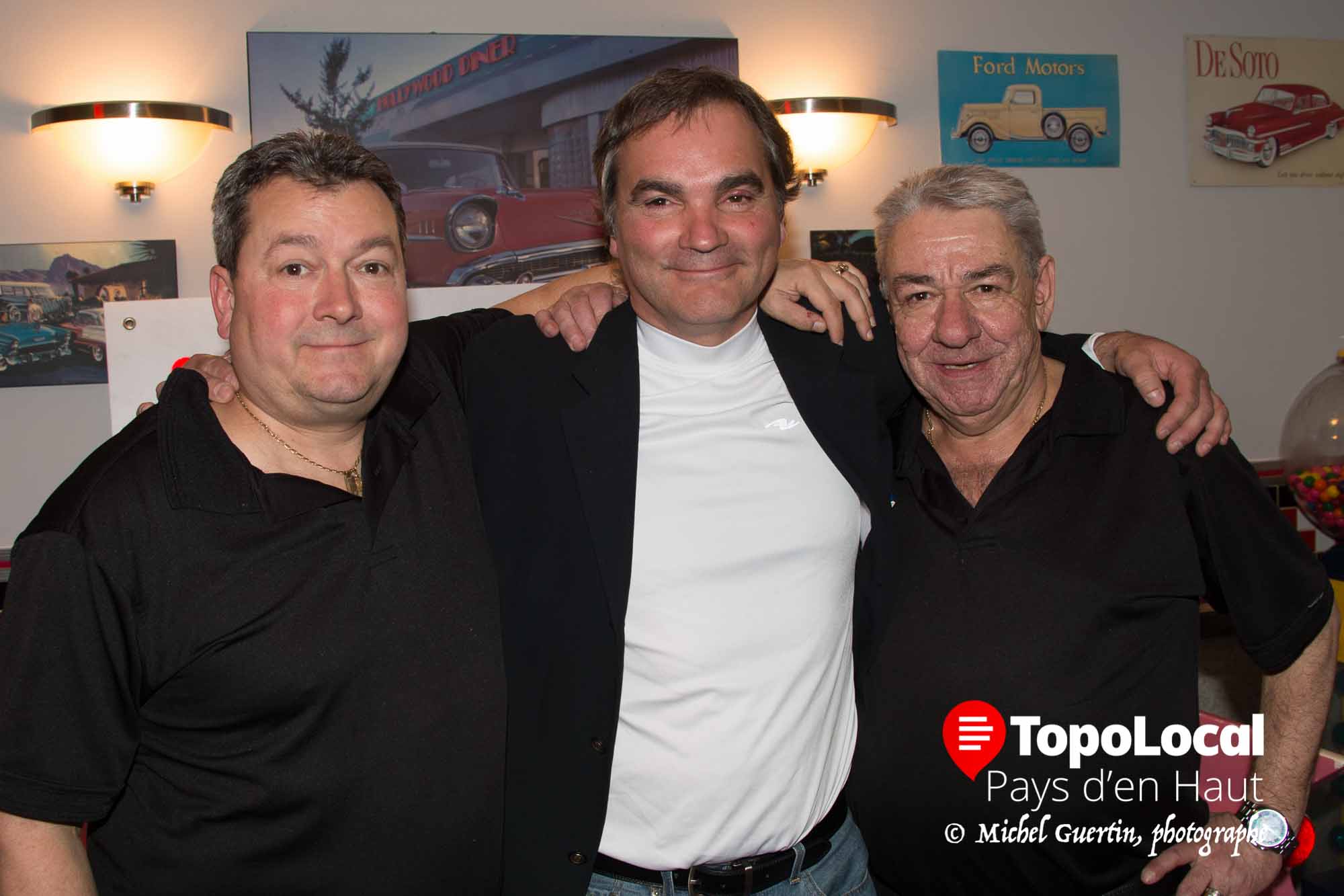 Richard Dugal et Jimmy Lazaris, co-propriétaires du Nickle's entourent le grand responsable du succès du spaghetti-thon des Chevaliers de Colomb de Sainte-Adèle Éric Boisvert