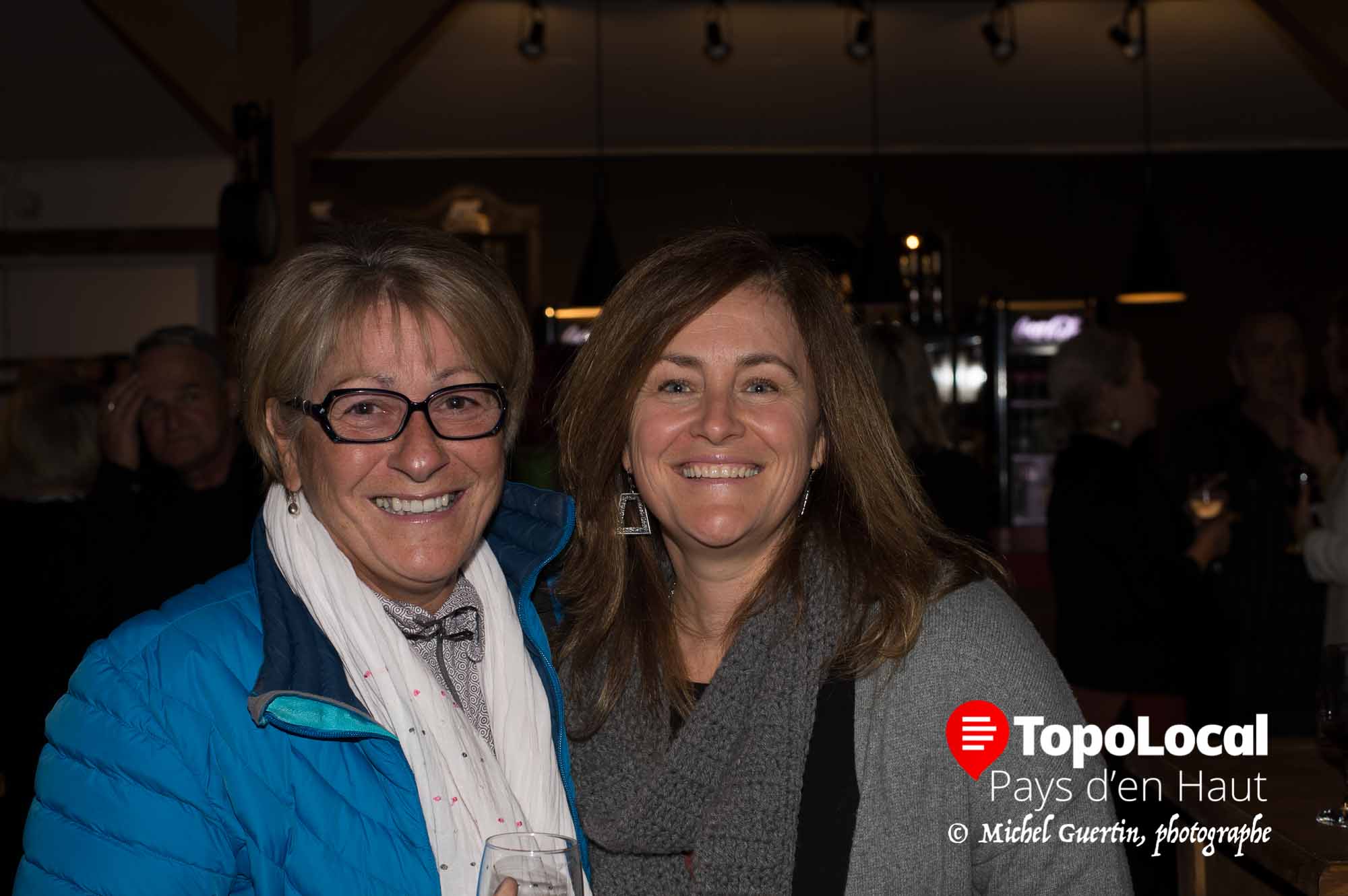 Christine Jauron bénévole au Patriote était contente de discuter culture avec Brigitte Foisy de la Ville de Sainte-Agathe-des-Monts.