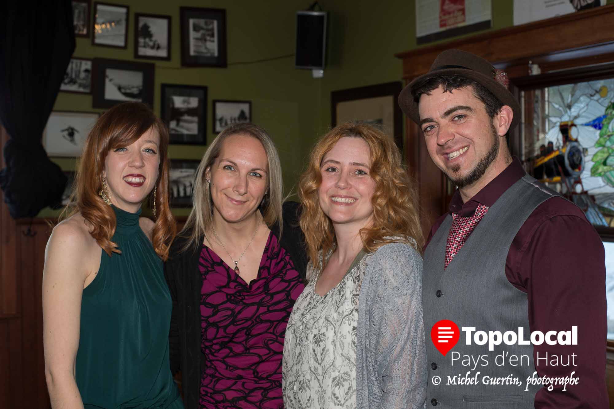 Il n'y a pas seulement au kiosque d'Euro Piggy habillée en bavarois lors de l'Octobierfest que vous les voyez. Il s'agit de d'Émilie Beaucage-Desjardins, designer d'intérieur, Karine Gilbert, directrice de banque et Marie-Claude Marcotte, rédactrice qui ont organisé dernièrement un souper bénéfice au Café de la Gare afin d'amasser des fond pour la Société Canadienne du Cancer. En plus elles prendront part bientôt à une marche contre le cancer féminin. Sur la photo, elles sont accompagnées de François Pitre qui les aide dans leur collecte de fonds. Le 16 juin prochain, il y aura aussi un événement au Cerbère de Saint-Jérôme afin d'amasser des fonds.