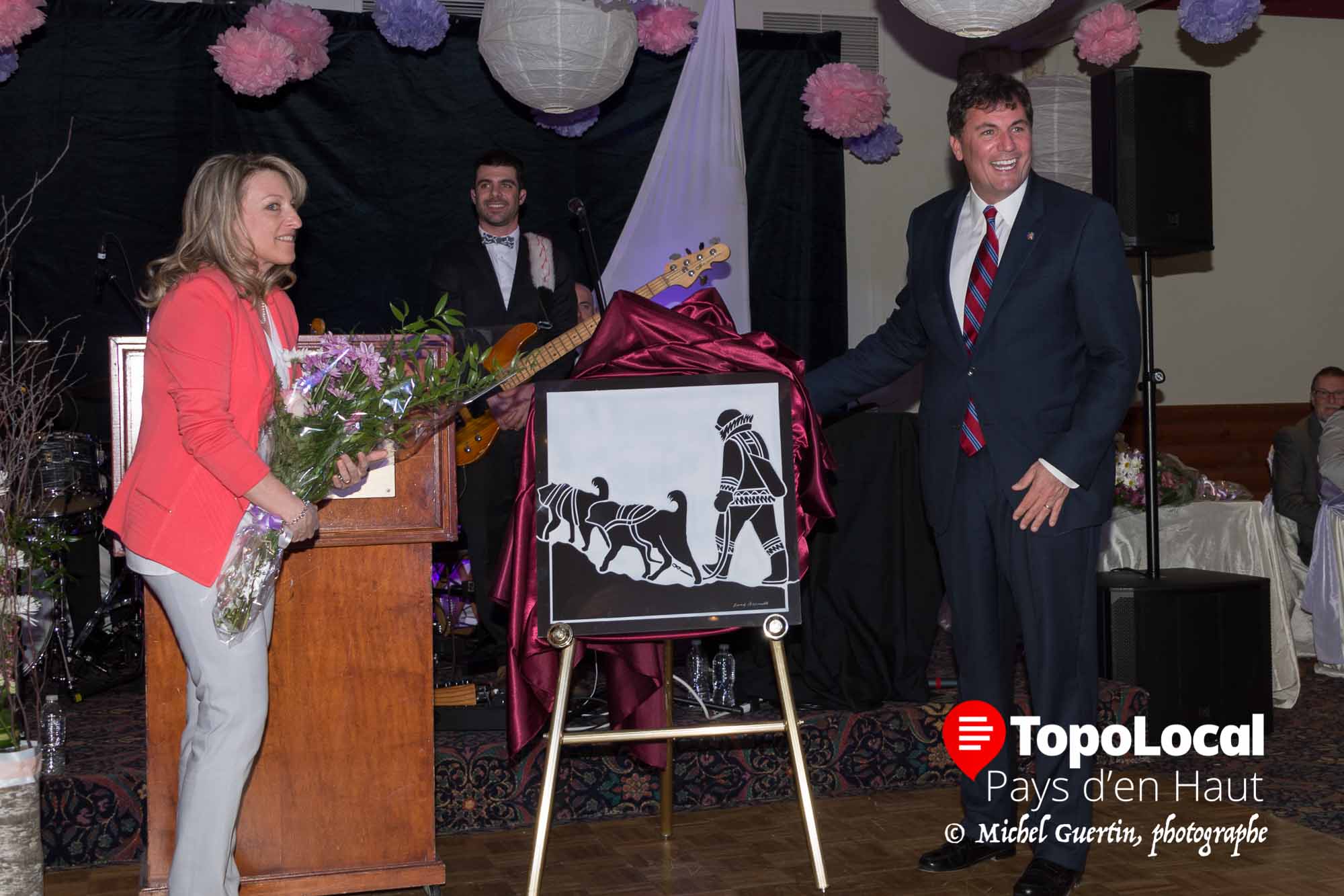 Le président d'honneur de la soirée Dominic Leblanc, Leader parlementaire à la chambre des communies du Canada et député de Beausejour au Nouveau Brunswick, a reçu une oeuvre sculptée de l'artiste adélois David Burnett.