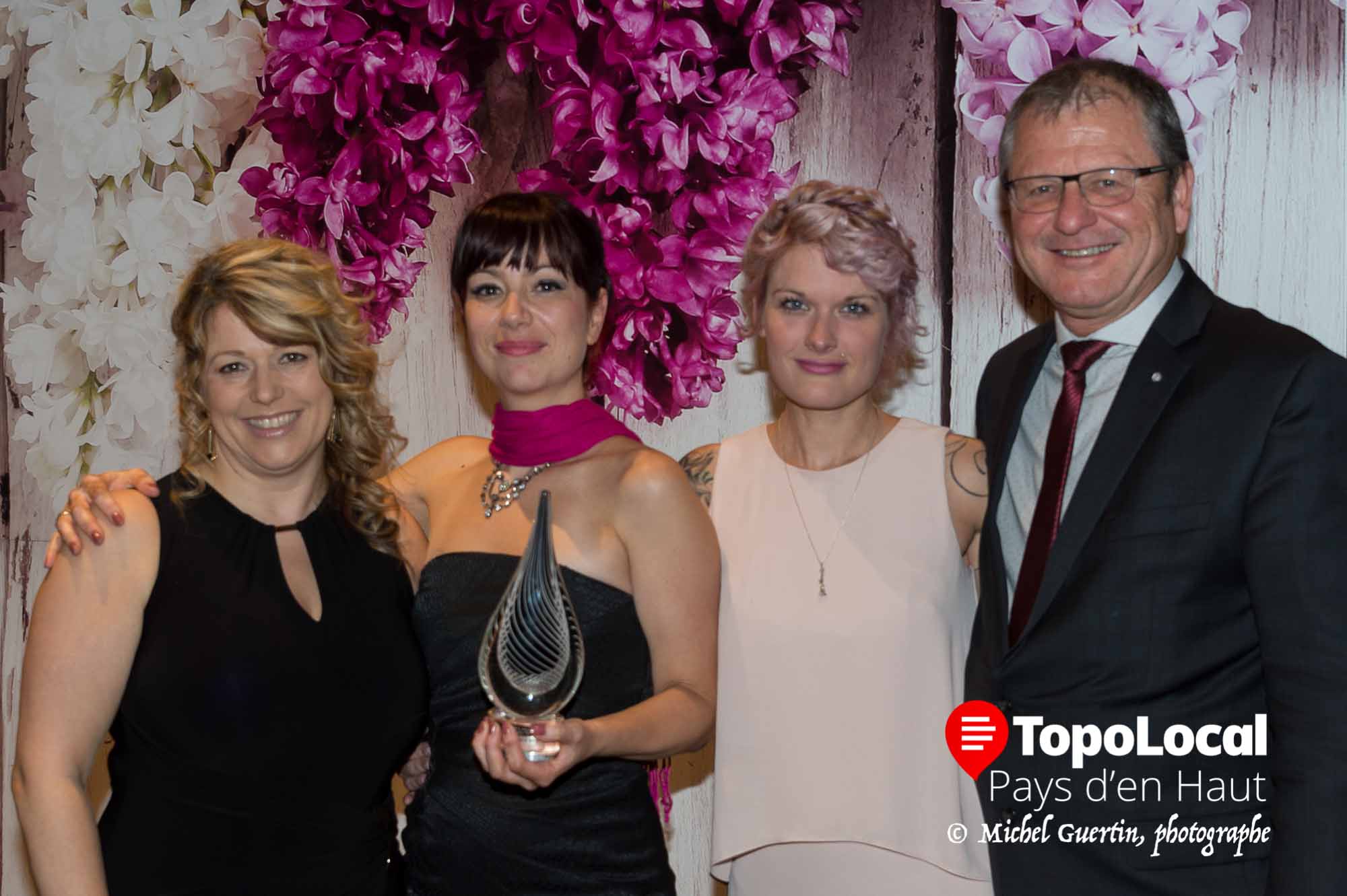 Janis Fortin de RÀS Coiffeur a reçu son prix des mains de Christine Thibault, Karine Poirier et Pierre Durocher.