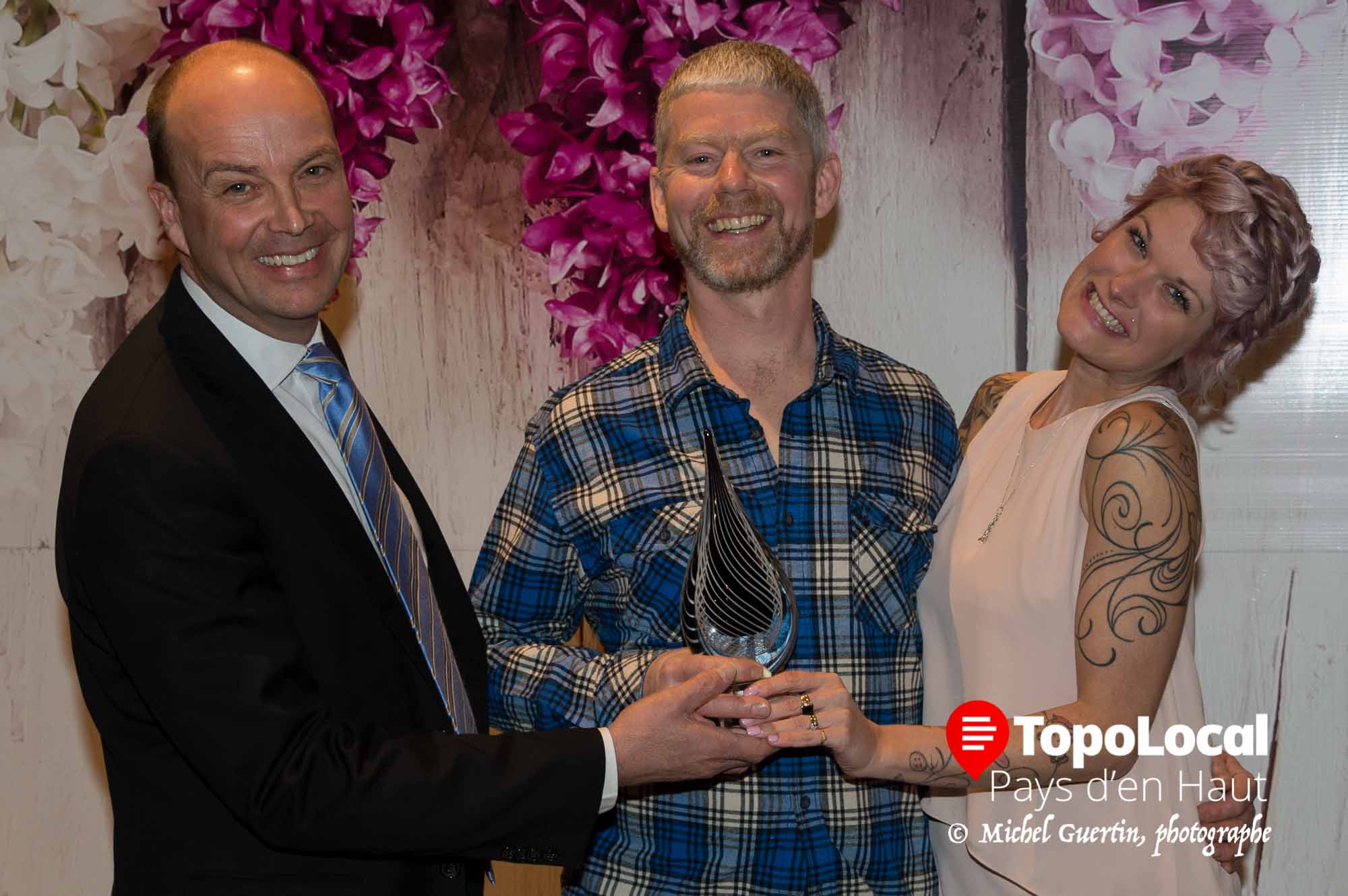 Dans la catégorie Commerce de détail, Luc Baril d'Espresso Sports recoit le trophée des mains de Luc marcoux et de Karine Poirier.